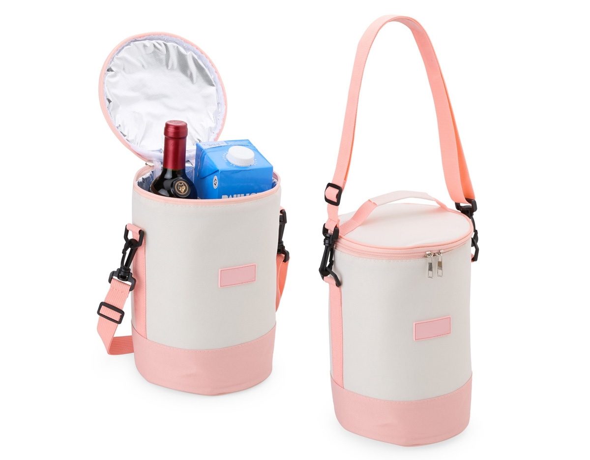 A bolsa térmica perfeita para o seu dia a dia! Feita em tecido Oxford com capacidade de 8 litros, seu formato cilíndrico garante mais espaço interno, além de um revestimento térmico em alumínio para manter bebidas e alimentos na temperatura ideal. Com alça de ombro ajustável e removível, ela é prática e versátil, tornando-se o item certo para viagens, aventuras ao ar livre, trabalho ou academia. Companheira indispensável para manter tudo organizado.