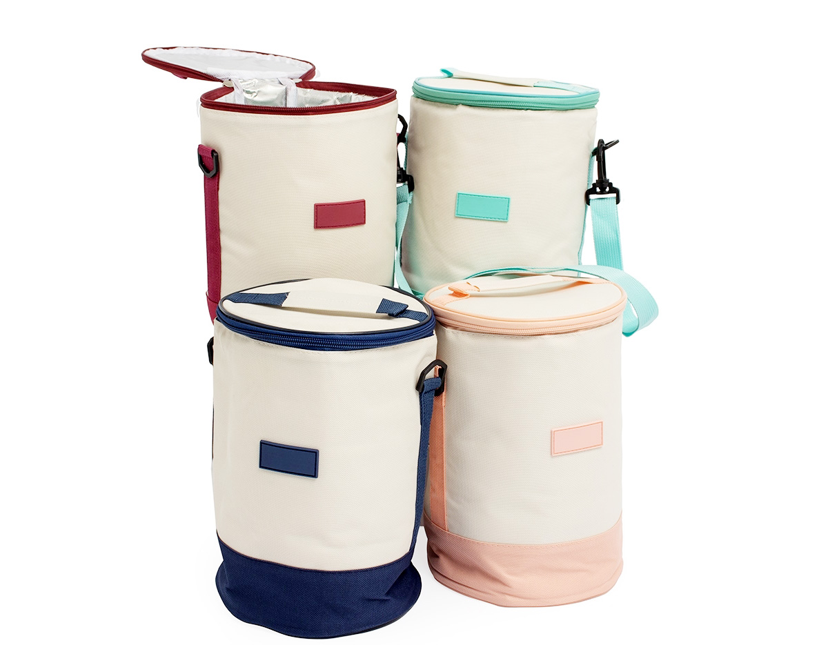 A bolsa térmica perfeita para o seu dia a dia! Feita em tecido Oxford com capacidade de 8 litros, seu formato cilíndrico garante mais espaço interno, além de um revestimento térmico em alumínio para manter bebidas e alimentos na temperatura ideal. Com alça de ombro ajustável e removível, ela é prática e versátil, tornando-se o item certo para viagens, aventuras ao ar livre, trabalho ou academia. Companheira indispensável para manter tudo organizado.