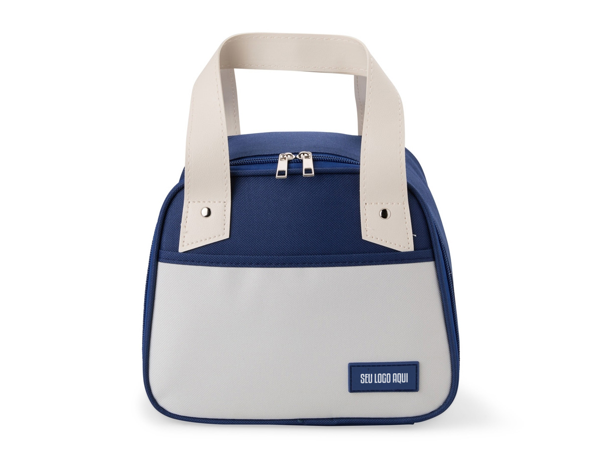 Leve lanches, petiscos ou refeições para passeios, ou trabalho com a nossa bolsa térmica de 5 litros. Com espaço para diversas delícias, ela é perfeita para manter a qualidade dos alimentos. Resistente à água, produzida em nylon, suas alças são em couro sintético, que oferece um toque de charme à bolsa. Além disso, conta com um bolso frontal para guardanapos, talheres ou o que desejar, e ainda oferece espaço para personalização.
