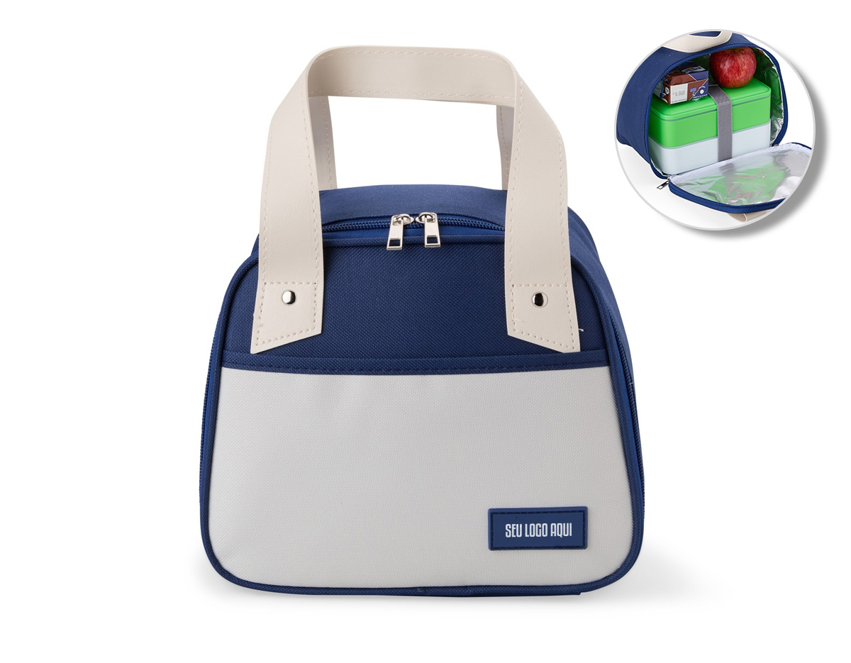 Leve lanches, petiscos ou refeições para passeios, ou trabalho com a nossa bolsa térmica de 5 litros. Com espaço para diversas delícias, ela é perfeita para manter a qualidade dos alimentos. Resistente à água, produzida em nylon, suas alças são em couro sintético, que oferece um toque de charme à bolsa. Além disso, conta com um bolso frontal para guardanapos, talheres ou o que desejar, e ainda oferece espaço para personalização.