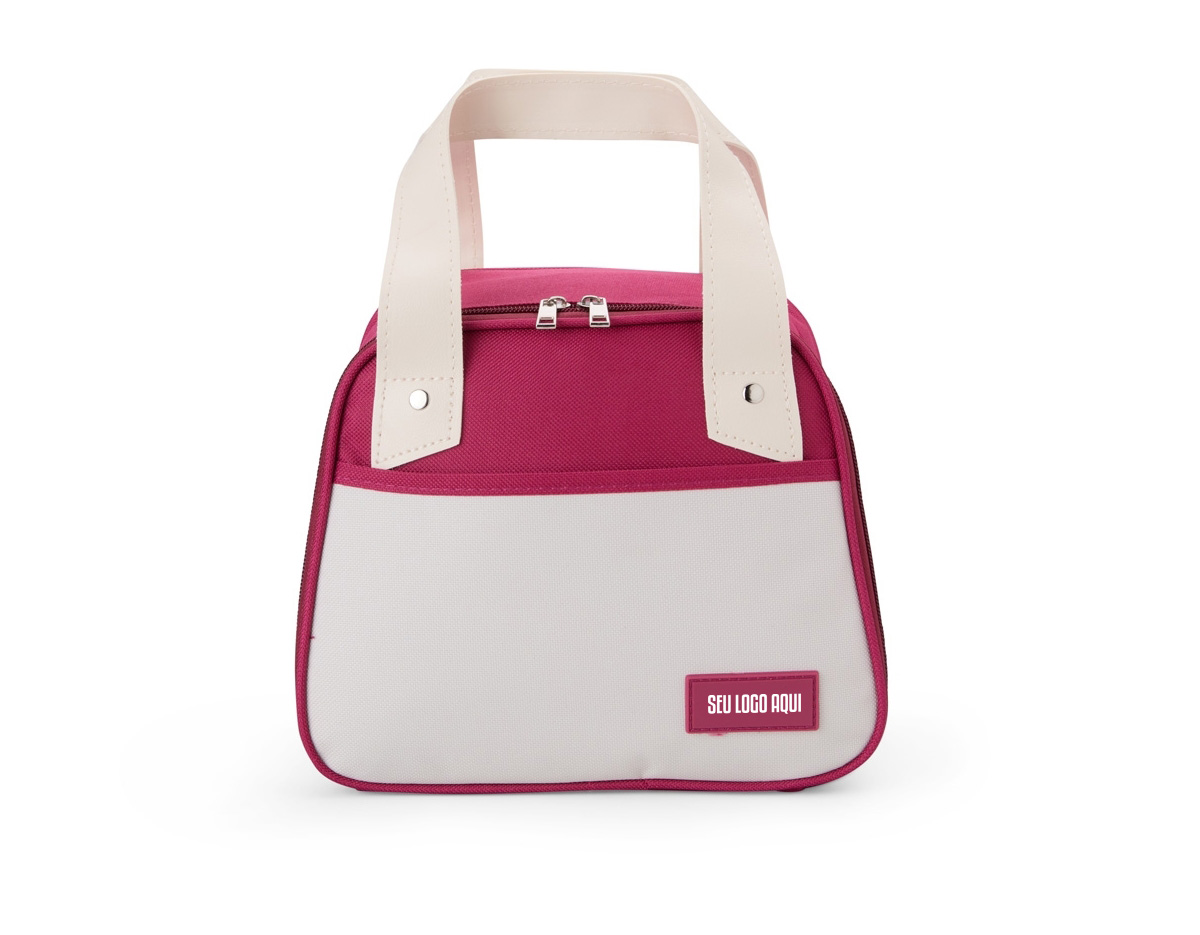 Leve lanches, petiscos ou refeições para passeios, ou trabalho com a nossa bolsa térmica de 5 litros. Com espaço para diversas delícias, ela é perfeita para manter a qualidade dos alimentos. Resistente à água, produzida em nylon, suas alças são em couro sintético, que oferece um toque de charme à bolsa. Além disso, conta com um bolso frontal para guardanapos, talheres ou o que desejar, e ainda oferece espaço para personalização.