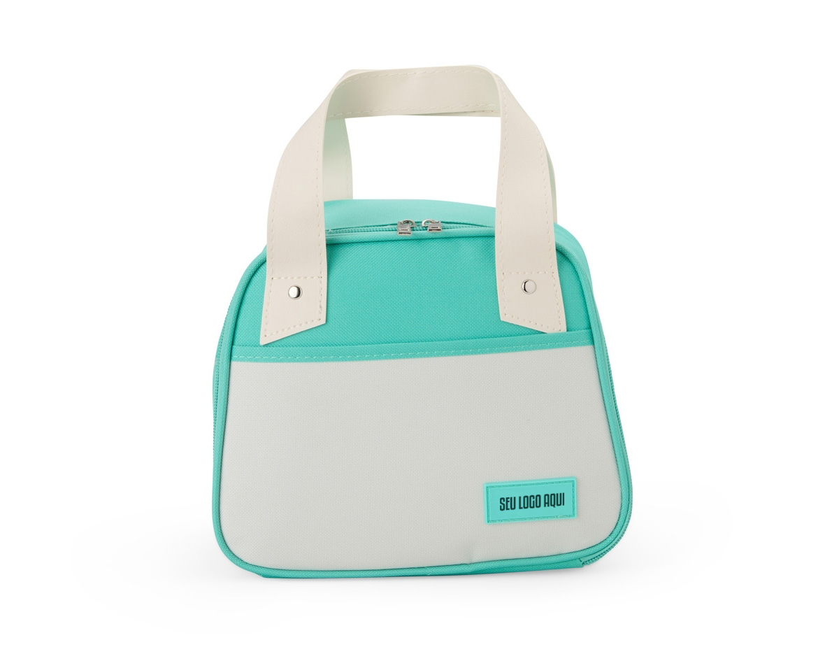Leve lanches, petiscos ou refeições para passeios, ou trabalho com a nossa bolsa térmica de 5 litros. Com espaço para diversas delícias, ela é perfeita para manter a qualidade dos alimentos. Resistente à água, produzida em nylon, suas alças são em couro sintético, que oferece um toque de charme à bolsa. Além disso, conta com um bolso frontal para guardanapos, talheres ou o que desejar, e ainda oferece espaço para personalização.