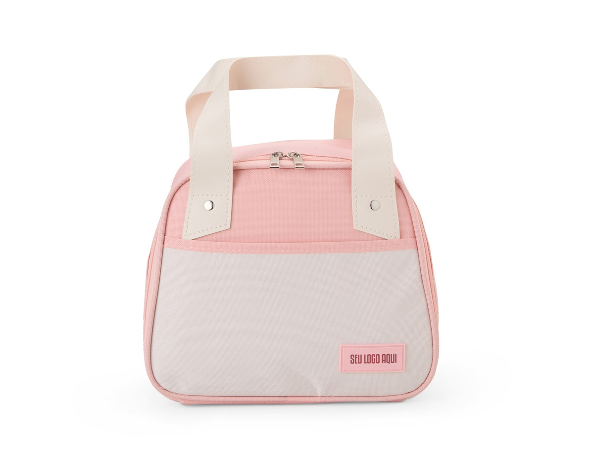 Leve lanches, petiscos ou refeições para passeios, ou trabalho com a nossa bolsa térmica de 5 litros. Com espaço para diversas delícias, ela é perfeita para manter a qualidade dos alimentos. Resistente à água, produzida em nylon, suas alças são em couro sintético, que oferece um toque de charme à bolsa. Além disso, conta com um bolso frontal para guardanapos, talheres ou o que desejar, e ainda oferece espaço para personalização.