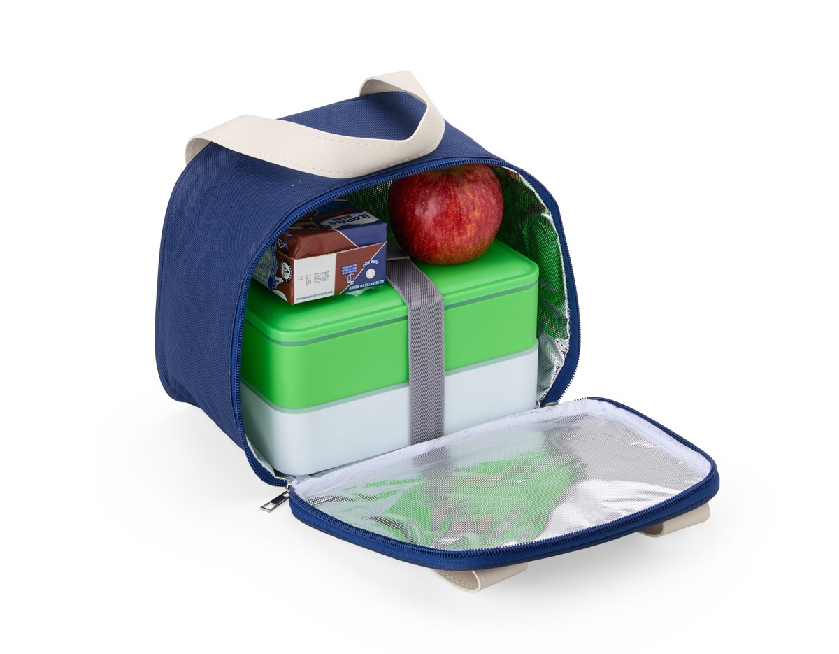 Leve lanches, petiscos ou refeições para passeios, ou trabalho com a nossa bolsa térmica de 5 litros. Com espaço para diversas delícias, ela é perfeita para manter a qualidade dos alimentos. Resistente à água, produzida em nylon, suas alças são em couro sintético, que oferece um toque de charme à bolsa. Além disso, conta com um bolso frontal para guardanapos, talheres ou o que desejar, e ainda oferece espaço para personalização.