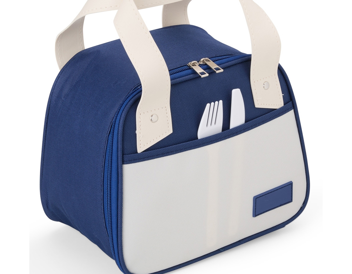 Leve lanches, petiscos ou refeições para passeios, ou trabalho com a nossa bolsa térmica de 5 litros. Com espaço para diversas delícias, ela é perfeita para manter a qualidade dos alimentos. Resistente à água, produzida em nylon, suas alças são em couro sintético, que oferece um toque de charme à bolsa. Além disso, conta com um bolso frontal para guardanapos, talheres ou o que desejar, e ainda oferece espaço para personalização.