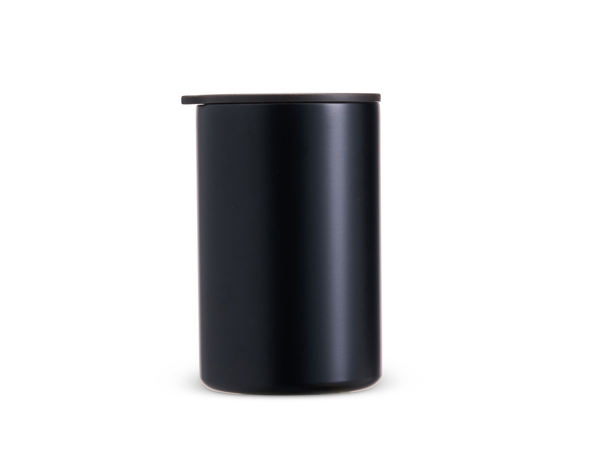 A caneca perfeita para saborear suas bebidas com estilo! Feita em inox, com parede dupla e capacidade de até 350ml, possui um design moderno e suas cores foscas permitem uma fácil adaptação com os ambientes e decorações.