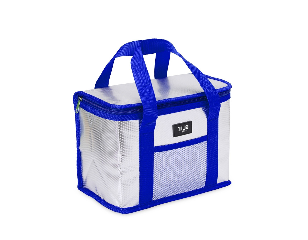 Essa bolsa térmica é o acessório ideal para quem busca praticidade e versatilidade. Feita com materiais de isolamento térmico de alta qualidade, mantém os alimentos frescos e na temperatura certa por muito mais tempo. Seja para viagens, trabalho, escola ou atividades ao ar livre, ela garante que os lanches e refeições estejam sempre bem conservados. Com um design compacto, leve e fácil de transportar, sua parte interna é espaçosa e acomoda diferentes tipos de alimentos de forma organizada. Além disso, conta com um bolso telado externo, perfeito para itens menores e de fácil acesso.