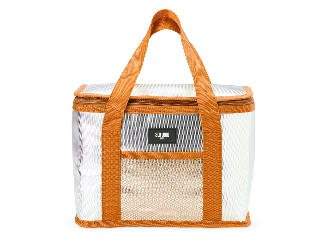 Essa bolsa térmica é o acessório ideal para quem busca praticidade e versatilidade. Feita com materiais de isolamento térmico de alta qualidade, mantém os alimentos frescos e na temperatura certa por muito mais tempo. Seja para viagens, trabalho, escola ou atividades ao ar livre, ela garante que os lanches e refeições estejam sempre bem conservados. Com um design compacto, leve e fácil de transportar, sua parte interna é espaçosa e acomoda diferentes tipos de alimentos de forma organizada. Além disso, conta com um bolso telado externo, perfeito para itens menores e de fácil acesso.