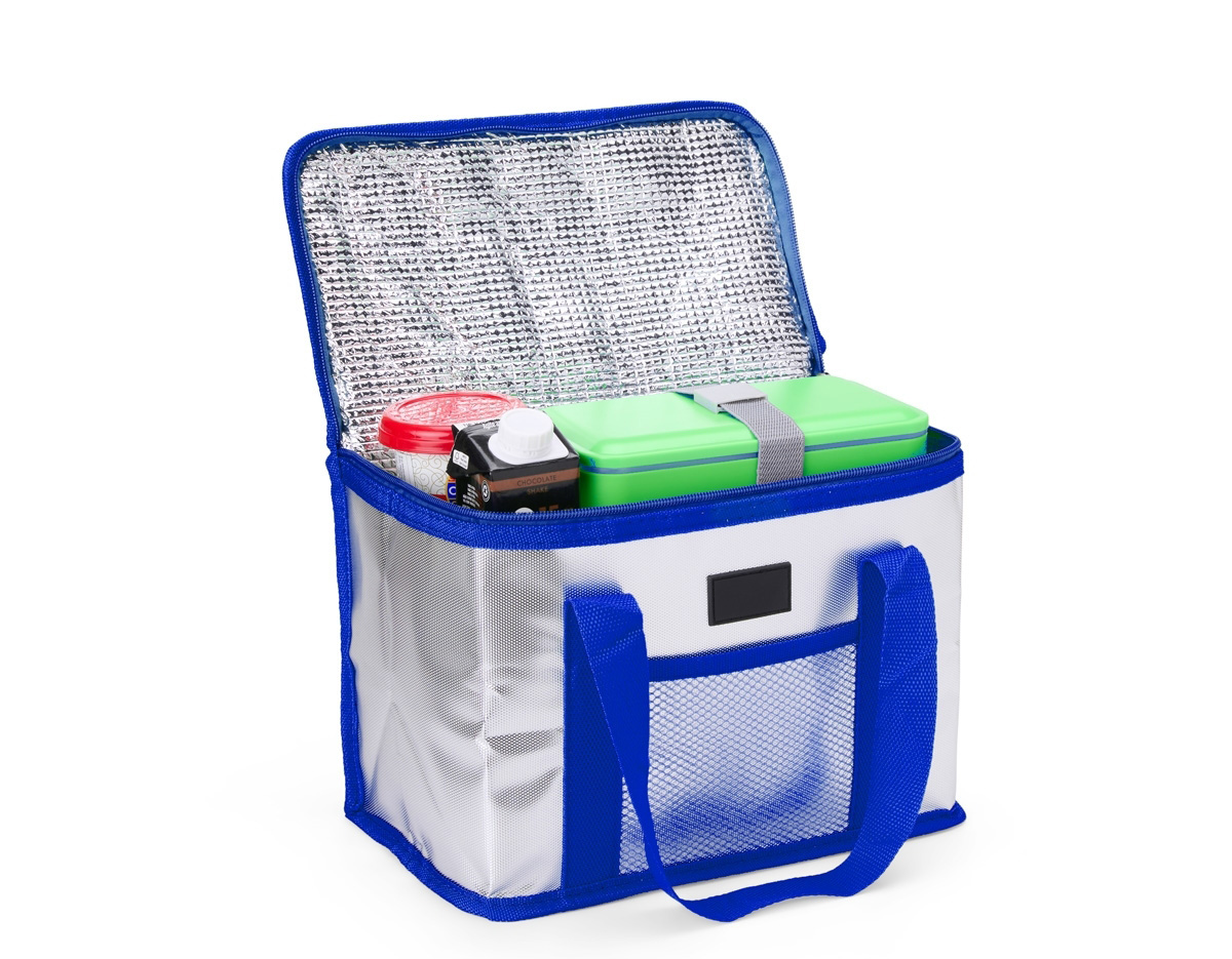 Essa bolsa térmica é o acessório ideal para quem busca praticidade e versatilidade. Feita com materiais de isolamento térmico de alta qualidade, mantém os alimentos frescos e na temperatura certa por muito mais tempo. Seja para viagens, trabalho, escola ou atividades ao ar livre, ela garante que os lanches e refeições estejam sempre bem conservados. Com um design compacto, leve e fácil de transportar, sua parte interna é espaçosa e acomoda diferentes tipos de alimentos de forma organizada. Além disso, conta com um bolso telado externo, perfeito para itens menores e de fácil acesso.