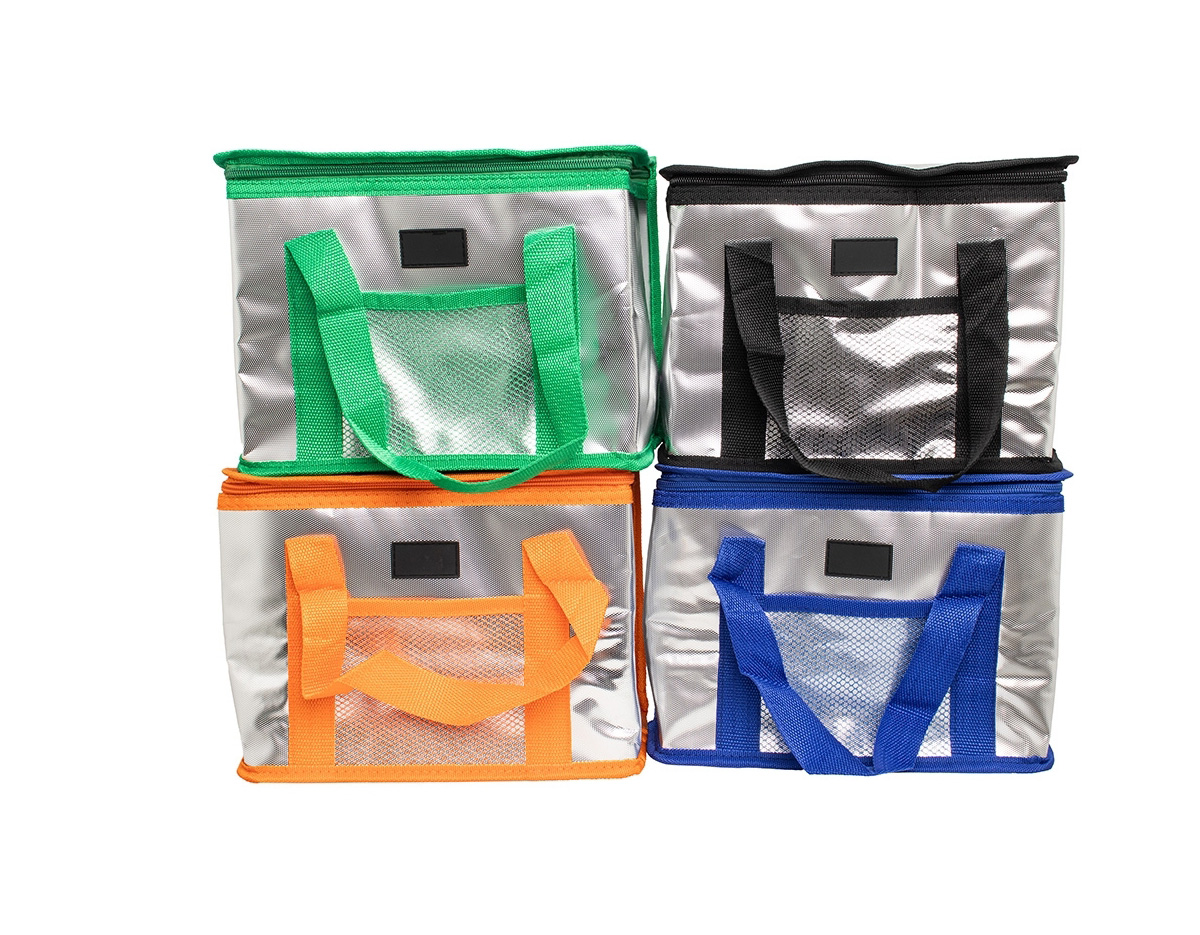 Essa bolsa térmica é o acessório ideal para quem busca praticidade e versatilidade. Feita com materiais de isolamento térmico de alta qualidade, mantém os alimentos frescos e na temperatura certa por muito mais tempo. Seja para viagens, trabalho, escola ou atividades ao ar livre, ela garante que os lanches e refeições estejam sempre bem conservados. Com um design compacto, leve e fácil de transportar, sua parte interna é espaçosa e acomoda diferentes tipos de alimentos de forma organizada. Além disso, conta com um bolso telado externo, perfeito para itens menores e de fácil acesso.