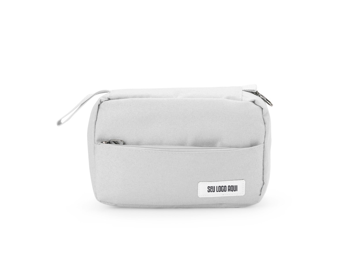 Mantenha seus itens de higiene organizados com esta nécessaire de grande capacidade, perfeita para viagens e o dia a dia. Ela possui três áreas de armazenamento: um bolso superior em malha, ideal para pequenos itens; um compartimento central com zíper para itens maiores e três bolsos organizáveis para fácil acesso; um bolso inferior em malha para guardar objetos mais volumosos. Prática, vem com um gancho para pendurá-la e facilitar o acesso aos produtos. E ainda contém um bolso externo com menos espaço, mas ideal para carregar itens menores. Feita em poliéster, é compacta e fácil de transportar, cabendo em mochilas e malas, além de um espaço com material emborrachado, que permite uma personalização exclusiva.