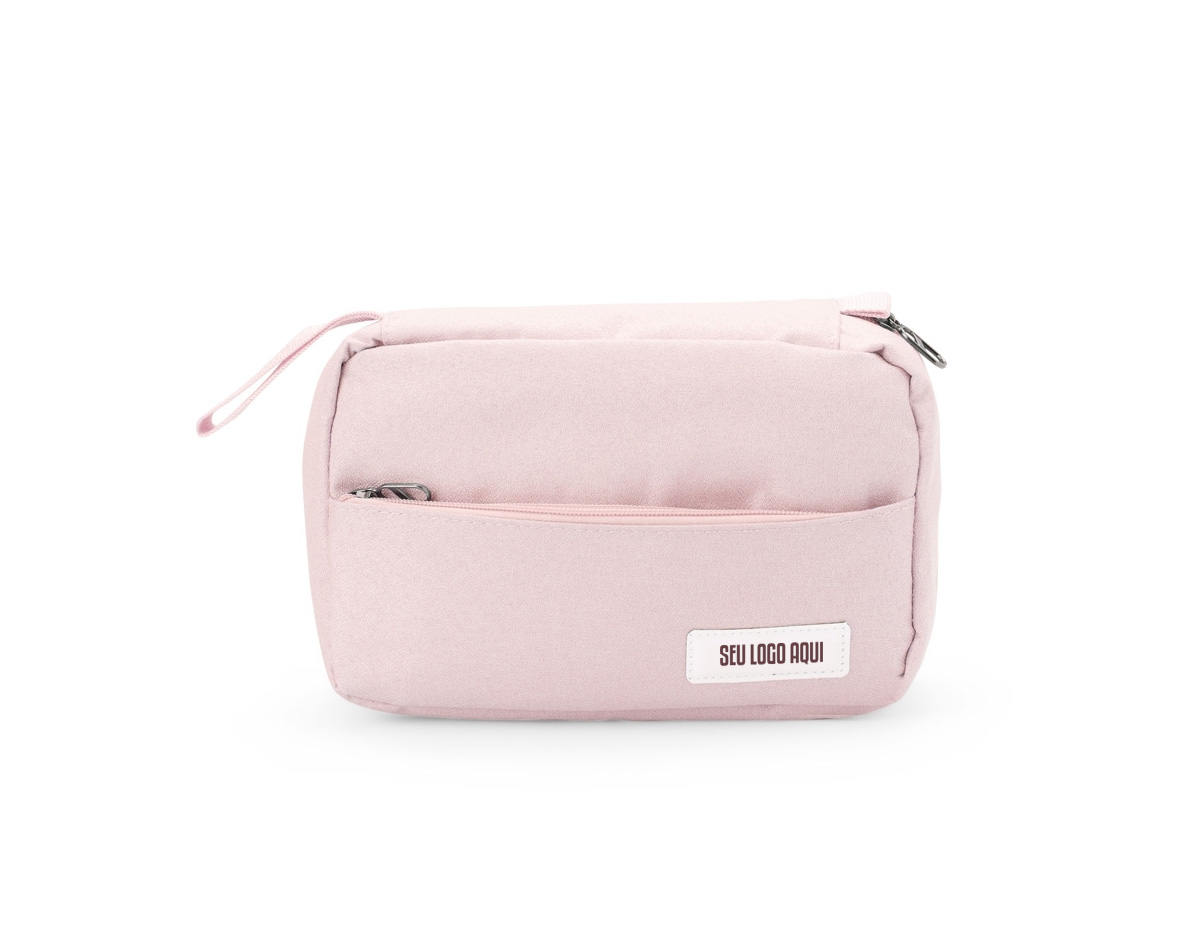 Mantenha seus itens de higiene organizados com esta nécessaire de grande capacidade, perfeita para viagens e o dia a dia. Ela possui três áreas de armazenamento: um bolso superior em malha, ideal para pequenos itens; um compartimento central com zíper para itens maiores e três bolsos organizáveis para fácil acesso; um bolso inferior em malha para guardar objetos mais volumosos. Prática, vem com um gancho para pendurá-la e facilitar o acesso aos produtos. E ainda contém um bolso externo com menos espaço, mas ideal para carregar itens menores. Feita em poliéster, é compacta e fácil de transportar, cabendo em mochilas e malas, além de um espaço com material emborrachado, que permite uma personalização exclusiva.