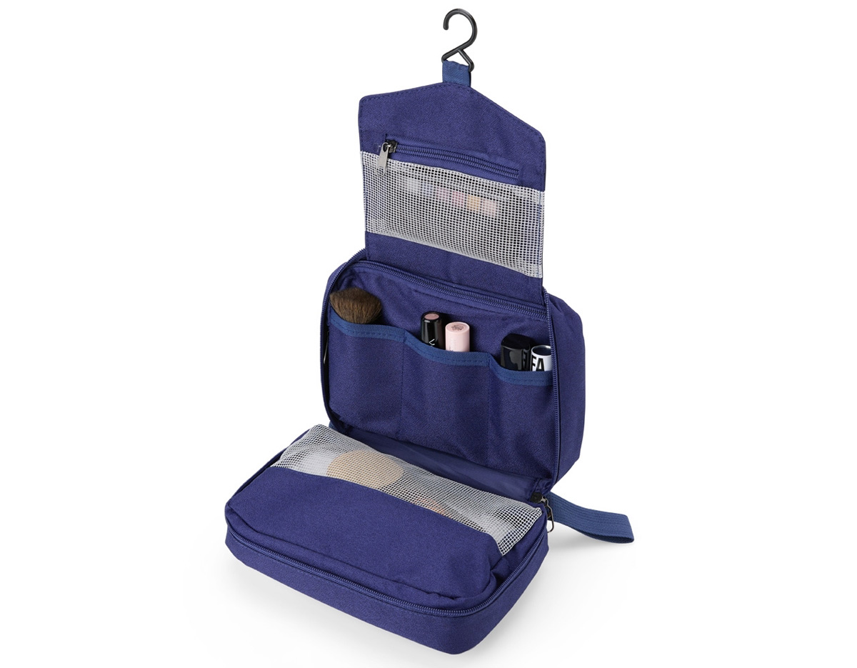 Mantenha seus itens de higiene organizados com esta nécessaire de grande capacidade, perfeita para viagens e o dia a dia. Ela possui três áreas de armazenamento: um bolso superior em malha, ideal para pequenos itens; um compartimento central com zíper para itens maiores e três bolsos organizáveis para fácil acesso; um bolso inferior em malha para guardar objetos mais volumosos. Prática, vem com um gancho para pendurá-la e facilitar o acesso aos produtos. E ainda contém um bolso externo com menos espaço, mas ideal para carregar itens menores. Feita em poliéster, é compacta e fácil de transportar, cabendo em mochilas e malas, além de um espaço com material emborrachado, que permite uma personalização exclusiva.