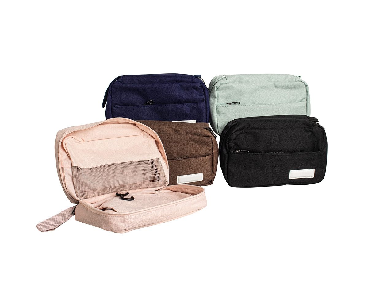 Mantenha seus itens de higiene organizados com esta nécessaire de grande capacidade, perfeita para viagens e o dia a dia. Ela possui três áreas de armazenamento: um bolso superior em malha, ideal para pequenos itens; um compartimento central com zíper para itens maiores e três bolsos organizáveis para fácil acesso; um bolso inferior em malha para guardar objetos mais volumosos. Prática, vem com um gancho para pendurá-la e facilitar o acesso aos produtos. E ainda contém um bolso externo com menos espaço, mas ideal para carregar itens menores. Feita em poliéster, é compacta e fácil de transportar, cabendo em mochilas e malas, além de um espaço com material emborrachado, que permite uma personalização exclusiva.