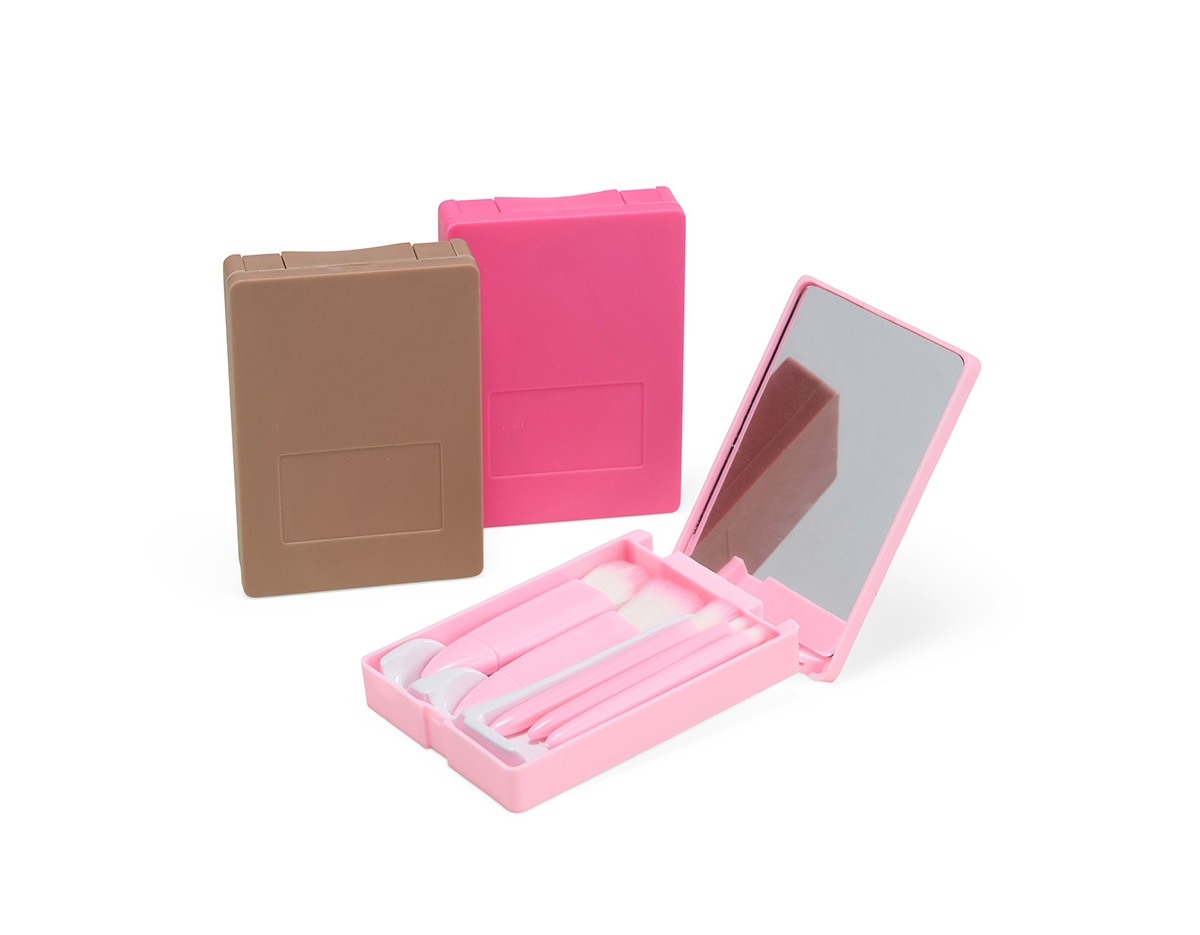 Tudo o que você precisa para uma maquiagem perfeita! Com estojo prático em plástico com trava, espelho e 5 pincéis, é possível se maquiar a qualquer hora e lugar. Cada pincel tem uma função: o de corretivo para suavizar imperfeições, o de esfumar para um olhar natural, e o de batom para aplicação precisa. Esse kit é perfeito para deixar a beleza sempre em dia.