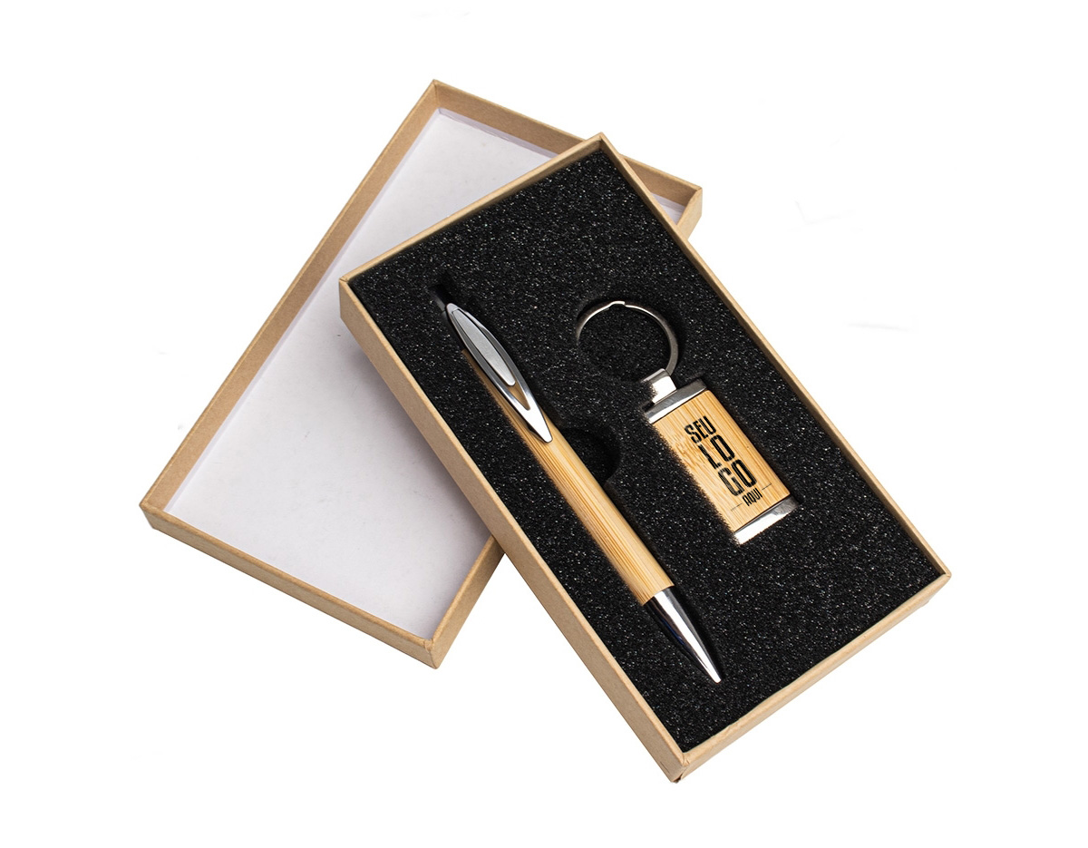 Este kit é a escolha ideal para quem aprecia praticidade e um design natural. O estojo com espuma interna mantém a caneta e o chaveiro bem organizados e protegidos, prontos para o uso. Combinando metal e bambu, as peças têm um visual elegante e resistente, destacando a beleza natural do bambu em cada detalhe. Uma opção funcional e charmosa, perfeita para o dia a dia ou para presentear com bom gosto e simplicidade.