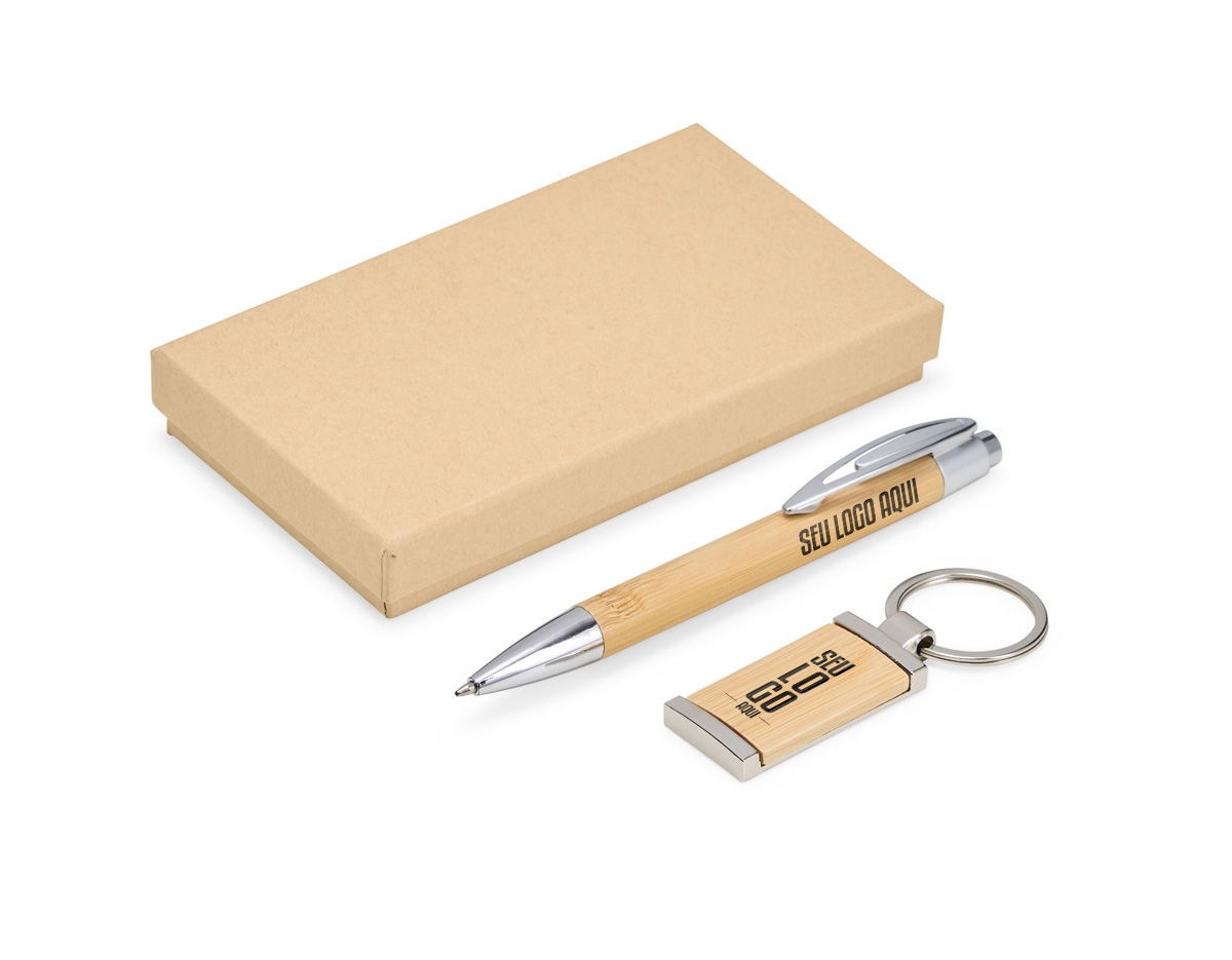 Este kit é a escolha ideal para quem aprecia praticidade e um design natural. O estojo com espuma interna mantém a caneta e o chaveiro bem organizados e protegidos, prontos para o uso. Combinando metal e bambu, as peças têm um visual elegante e resistente, destacando a beleza natural do bambu em cada detalhe. Uma opção funcional e charmosa, perfeita para o dia a dia ou para presentear com bom gosto e simplicidade.