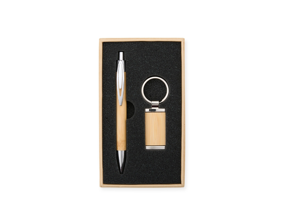 Este kit é a escolha ideal para quem aprecia praticidade e um design natural. O estojo com espuma interna mantém a caneta e o chaveiro bem organizados e protegidos, prontos para o uso. Combinando metal e bambu, as peças têm um visual elegante e resistente, destacando a beleza natural do bambu em cada detalhe. Uma opção funcional e charmosa, perfeita para o dia a dia ou para presentear com bom gosto e simplicidade.