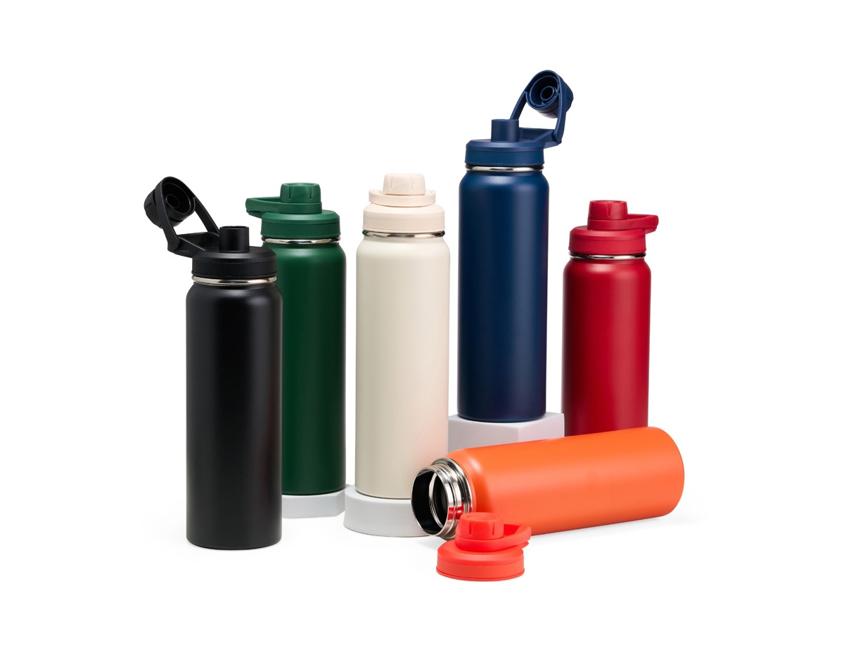 Chega de preocupações ao consumir suas bebidas! Nossa garrafa térmica de 850 ml, feita em inox, foi projetada para trazer mais praticidade ao seu dia a dia. Com uma trava embutida na tampa, ela se mantém fixa durante o uso, evitando o incômodo de "acidentes" — como a tampa que bate no rosto enquanto você bebe. Uma solução inteligente para quem busca conforto e eficiência!