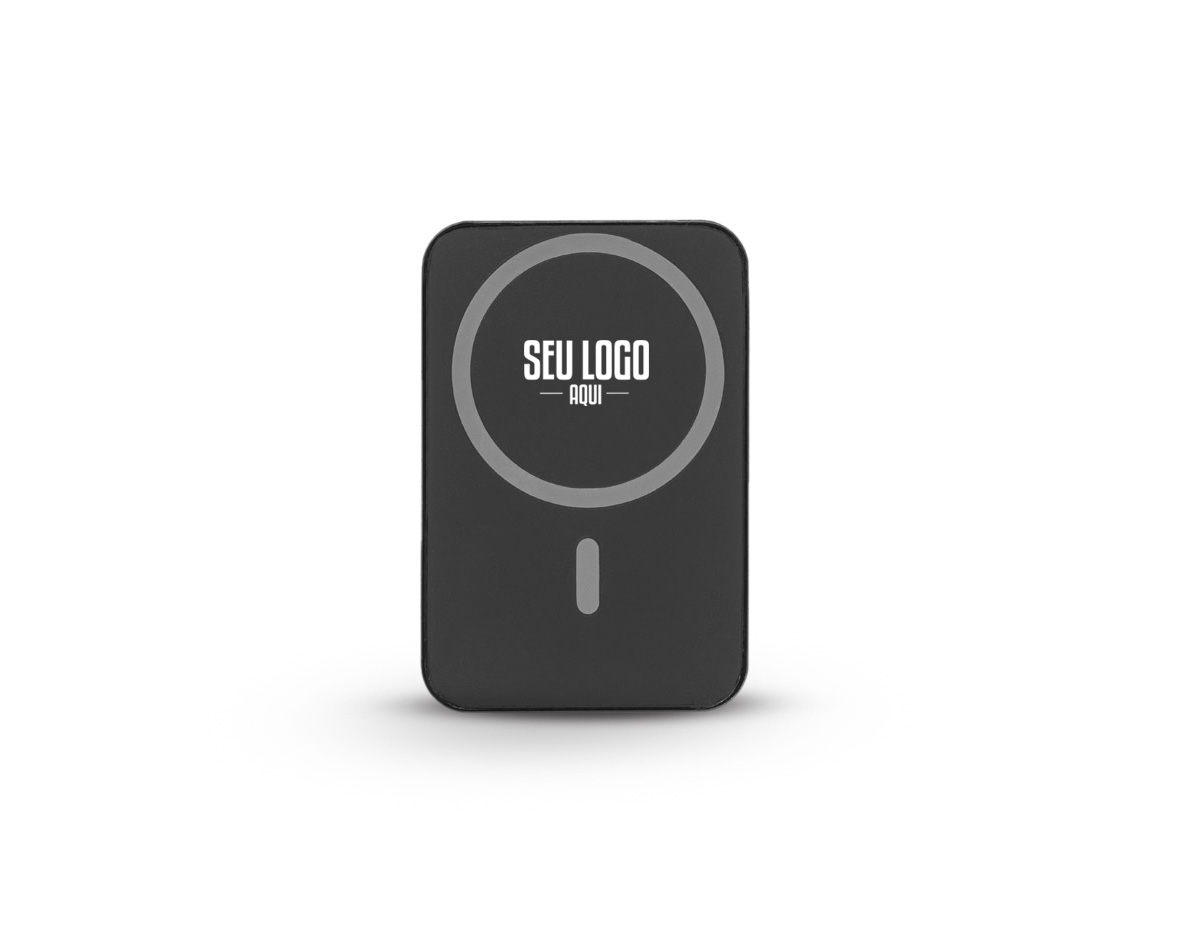 bateria portátil feita com ABS 100% reciclado, possui capacidade de 5.000 mAh, oferecendo uma vida útil superior a 300 ciclos. Com carregamento rápido de 15W, ela é compatível com dispositivos que suportam carregamento sem fio. Inclui grip magnético para smartphones sem magnetismo e cabo USB-C. A embalagem é feita de papel kraft reciclado.