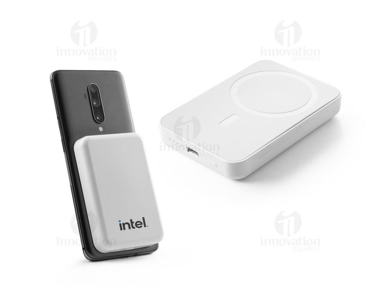 Com design sustentável em ABS 100% reciclado, esta bateria portátil oferece 10.000 mAh de capacidade e carregamento rápido de 15W. Sua função magnética permite fixação fácil em smartphones, com grip adicional para modelos sem magnetismo. Compatível com carregamento sem fio e inclui cabo USB-C. Ideal para quem busca praticidade e sustentabilidade no dia a dia.