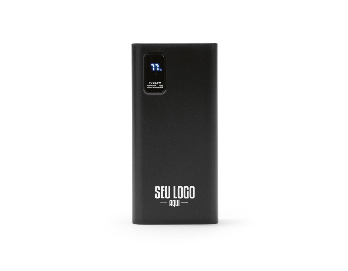 Bateria portátil em ABS 100% reciclado, com bateria de lítio de 30.000 mAh e vida útil superior a 300 ciclos. Conta com entrada micro-USB e USB-C, 4 saídas USB-A e uma USB-C. A tela de LED na parte frontal exibe o nível de carga. Acompanha cabo USB-C para recarga. Ideal para manter seus dispositivos carregados.
