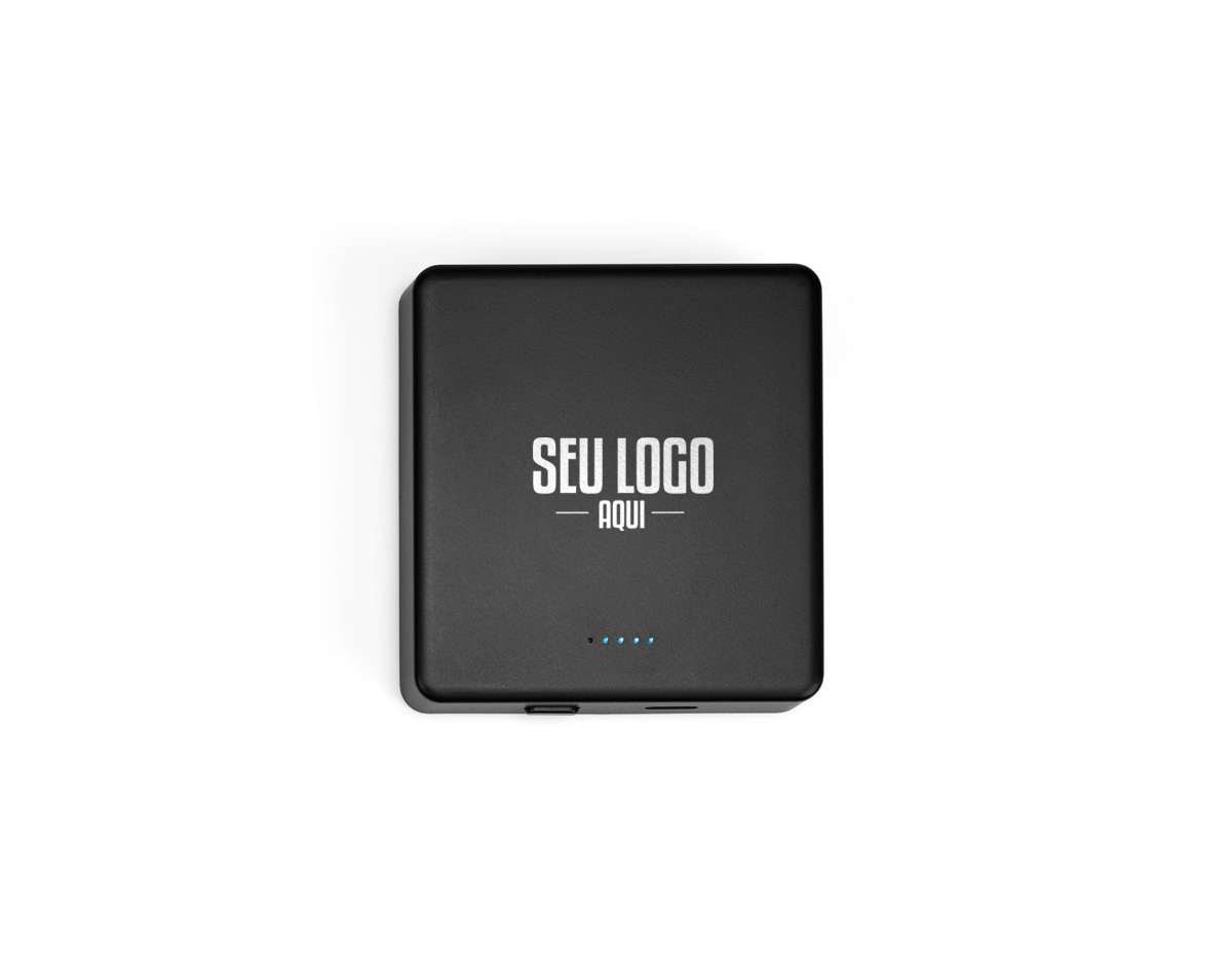 Bateria portátil slim e leve em ABS 100% reciclado, com acabamento mate. Possui bateria de lítio de 5.000 mAh e vida útil superior a 300 ciclos. Com sistema magnético, pode ser fixada em smartphones ou capas compatíveis. Oferece entrada/saída USB-C e carregamento rápido sem fio de até 15W. Ideal para dispositivos com tecnologia wireless. Acompanha cabo USB-C para recarga rápida.