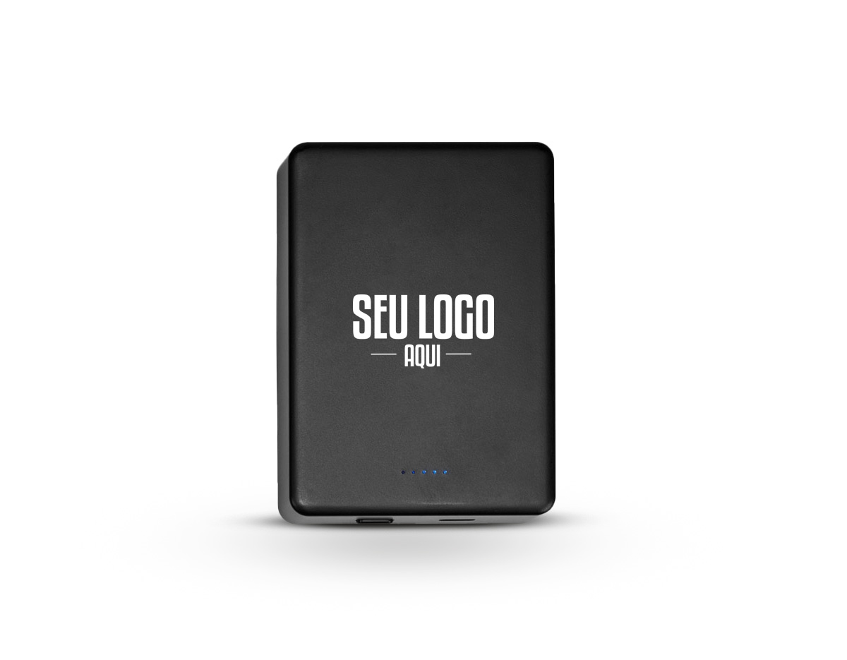 Bateria portátil slim e leve em ABS 100% reciclado, com acabamento mate. Com capacidade de 10.000 mAh e vida útil superior a 300 ciclos, permite carregar rapidamente através de sua entrada/saída USB-C e carregamento sem fio de até 15W. O sistema magnético possibilita fixá-la em smartphones ou capas compatíveis. Ideal para dispositivos com carregamento wireless. Acompanha cabo USB-C para recarga rápida.