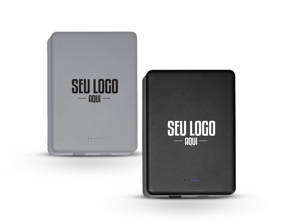 Bateria portátil slim e leve em ABS 100% reciclado, com acabamento mate. Com capacidade de 10.000 mAh e vida útil superior a 300 ciclos, permite carregar rapidamente através de sua entrada/saída USB-C e carregamento sem fio de até 15W. O sistema magnético possibilita fixá-la em smartphones ou capas compatíveis. Ideal para dispositivos com carregamento wireless. Acompanha cabo USB-C para recarga rápida.