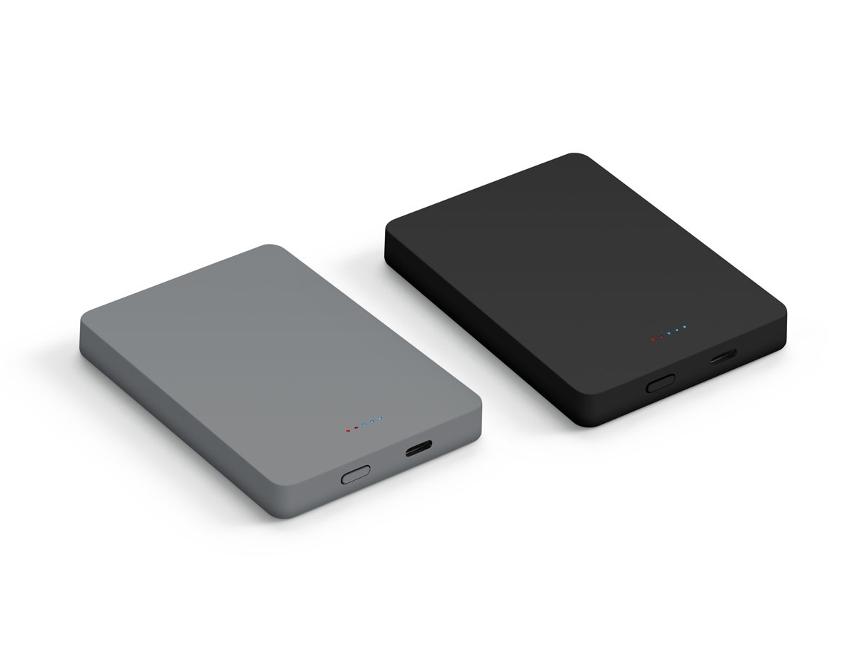 Bateria portátil slim e leve em ABS 100% reciclado, com acabamento mate. Com capacidade de 10.000 mAh e vida útil superior a 300 ciclos, permite carregar rapidamente através de sua entrada/saída USB-C e carregamento sem fio de até 15W. O sistema magnético possibilita fixá-la em smartphones ou capas compatíveis. Ideal para dispositivos com carregamento wireless. Acompanha cabo USB-C para recarga rápida.