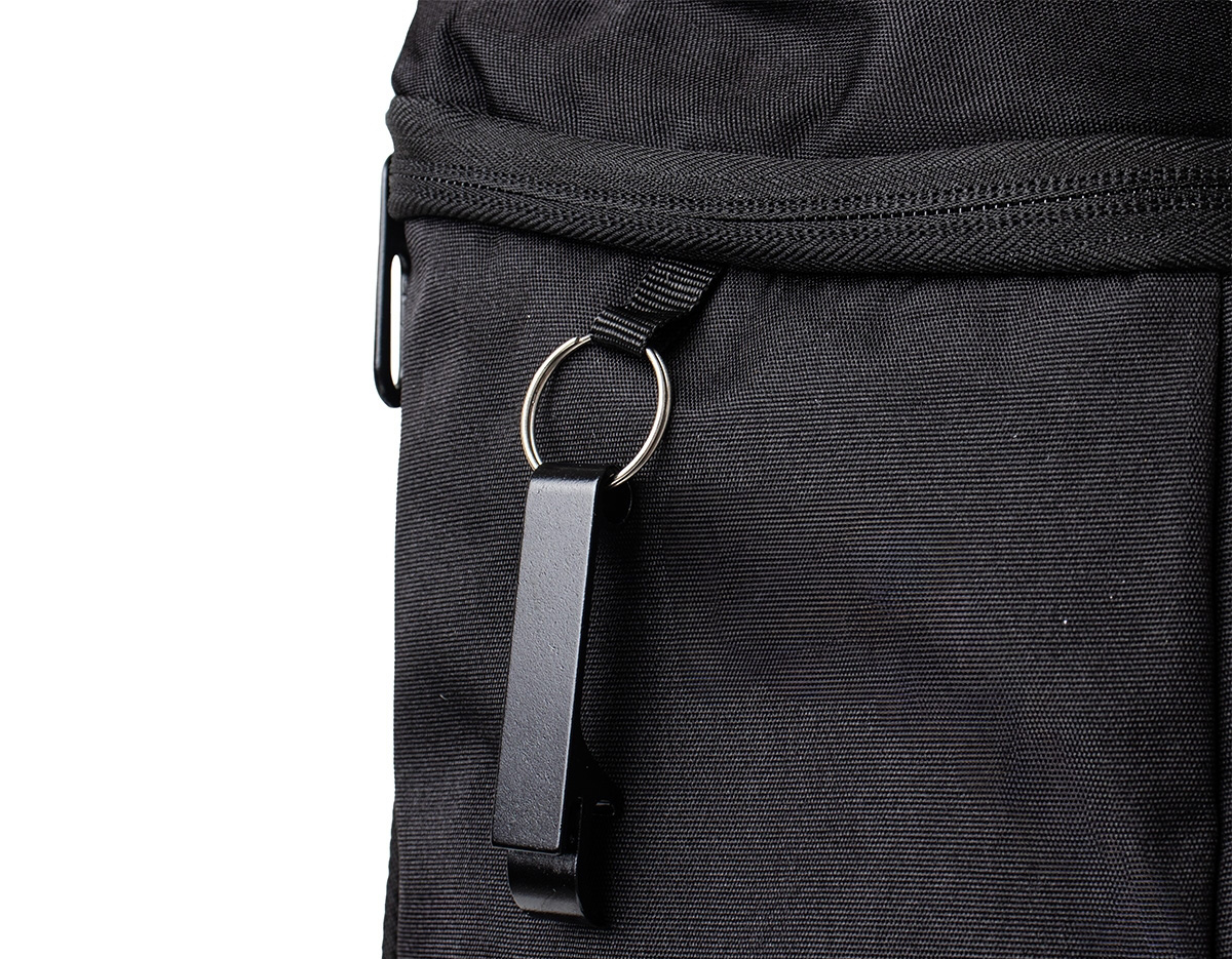 Mais que uma bolsa térmica, ela possui capacidade de 32 litros e alças que permitem carregá-la nas costas. Feita em oxford, é resistente à água e conta com quatro compartimentos: um com revestimento térmico em PEVA atóxico e costura soldada antivazamento, perfeito para manter os alimentos na temperatura ideal ou armazenar gelo, deixando as bebidas sempre geladinhas; outro para frutas, iogurtes e saladas; e dois na parte frontal com zíper, sendo um deles com faixa refletiva e elástico ajustável. Nas laterais, bolsos de tela oferecem fácil acesso a garrafas e outros itens. Para completar, inclui um chaveiro abridor de garrafas, ideal para facilitar ainda mais o momento de lazer.
