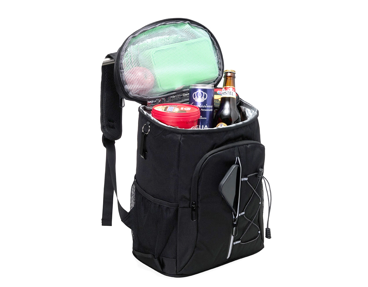 Mais que uma bolsa térmica, ela possui capacidade de 32 litros e alças que permitem carregá-la nas costas. Feita em oxford, é resistente à água e conta com quatro compartimentos: um com revestimento térmico em PEVA atóxico e costura soldada antivazamento, perfeito para manter os alimentos na temperatura ideal ou armazenar gelo, deixando as bebidas sempre geladinhas; outro para frutas, iogurtes e saladas; e dois na parte frontal com zíper, sendo um deles com faixa refletiva e elástico ajustável. Nas laterais, bolsos de tela oferecem fácil acesso a garrafas e outros itens. Para completar, inclui um chaveiro abridor de garrafas, ideal para facilitar ainda mais o momento de lazer.