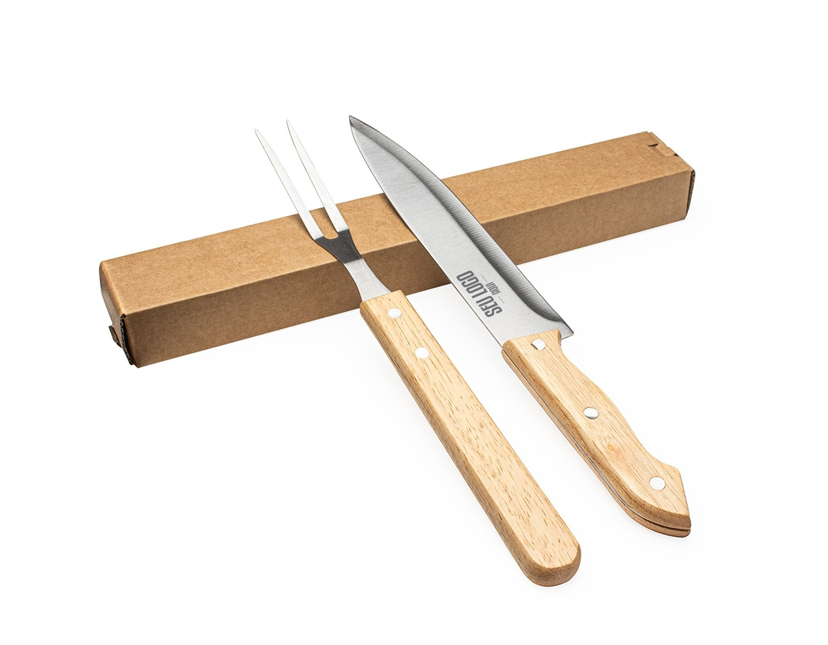 Vai um churrasquinho aí? Mas antes, não podemos esquecer de quem torna tudo isso possível, o kit do(a) churrasqueiro(a). Com 2 peças: garfo e faca de inox, com cabo de madeira, protegidos em uma embalagem de kraft. Melhore o que já é bom com este kit ideal para churrascos!