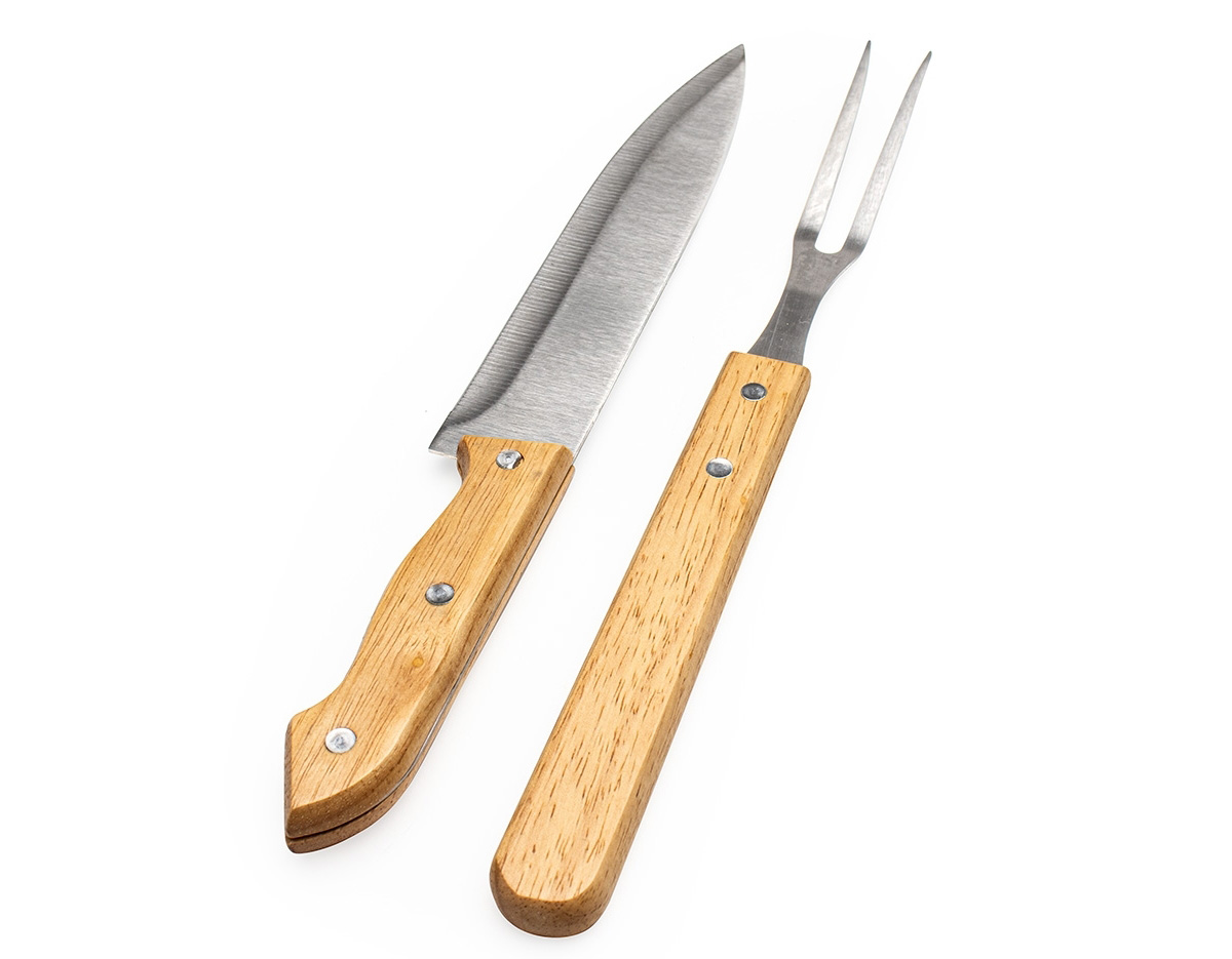 Vai um churrasquinho aí? Mas antes, não podemos esquecer de quem torna tudo isso possível, o kit do(a) churrasqueiro(a). Com 2 peças: garfo e faca de inox, com cabo de madeira, protegidos em uma embalagem de kraft. Melhore o que já é bom com este kit ideal para churrascos!