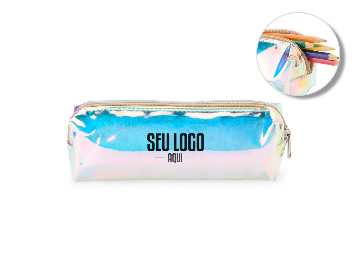 Com a nossa Nécessaire Holográfica, você leva muito mais do que o necessário, leva estilo! Produzida em TPU com cores vibrantes, ela oferece um visual único e encantador. Resistente à água, sua abertura é em zíper e permite guardar itens pessoais, material escolar, maquiagens e até acessórios.