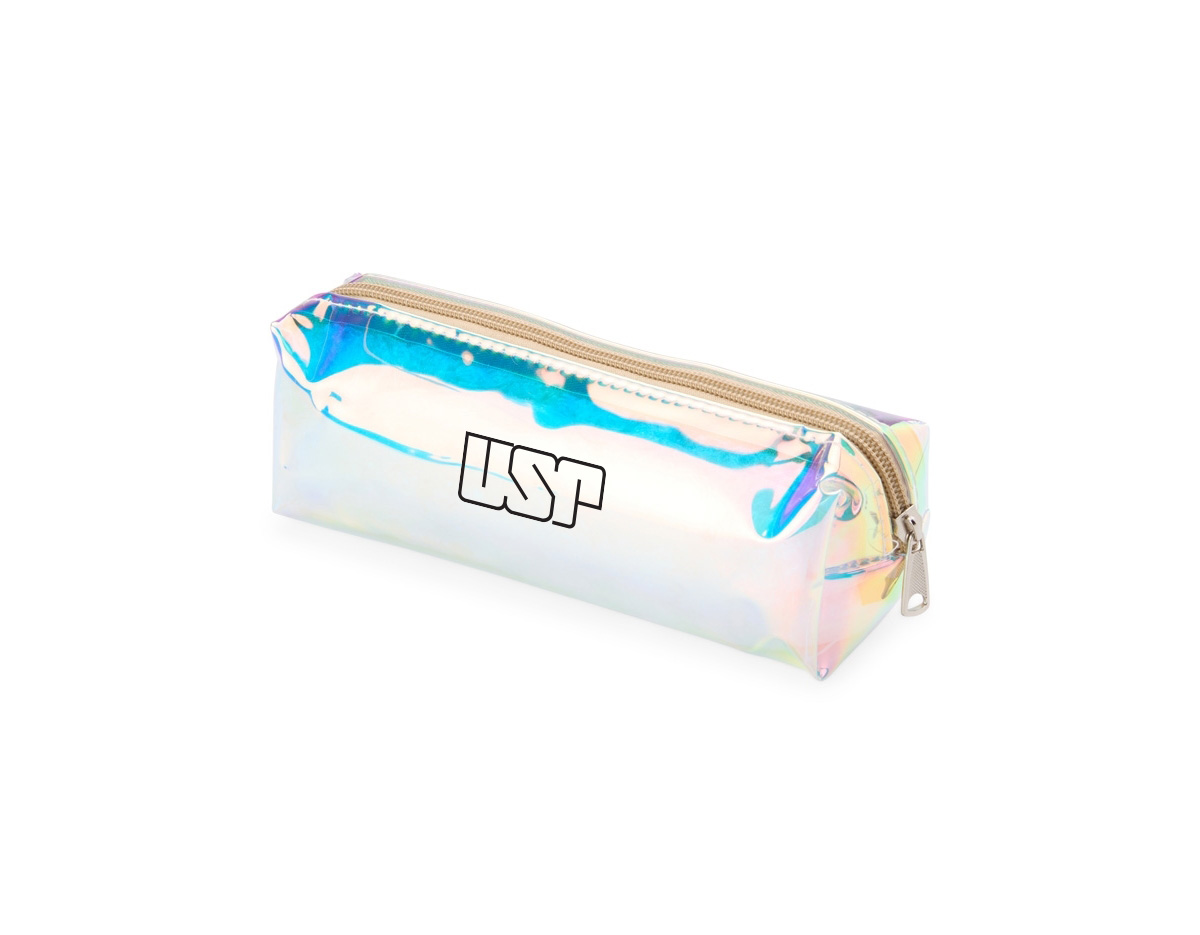 Com a nossa Nécessaire Holográfica, você leva muito mais do que o necessário, leva estilo! Produzida em TPU com cores vibrantes, ela oferece um visual único e encantador. Resistente à água, sua abertura é em zíper e permite guardar itens pessoais, material escolar, maquiagens e até acessórios.