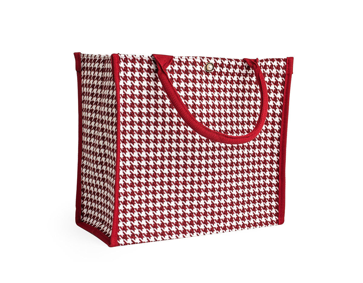 A nossa sacola estampada é a combinação perfeita de elegância e praticidade. Feita em poliéster, com um charmoso padrão pied-de-poule, ela traz um toque clássico e sofisticado. Espaçosa e funcional, é ideal para levar tudo o que você precisa no dia a dia, do trabalho aos passeios de fim de semana. Suas alças costuradas internamente são reforçadas e garantem conforto, enquanto o botão de pressão com aparência semelhante a uma pérola oferece segurança para seus pertences. Um acessório versátil que transforma qualquer visual.