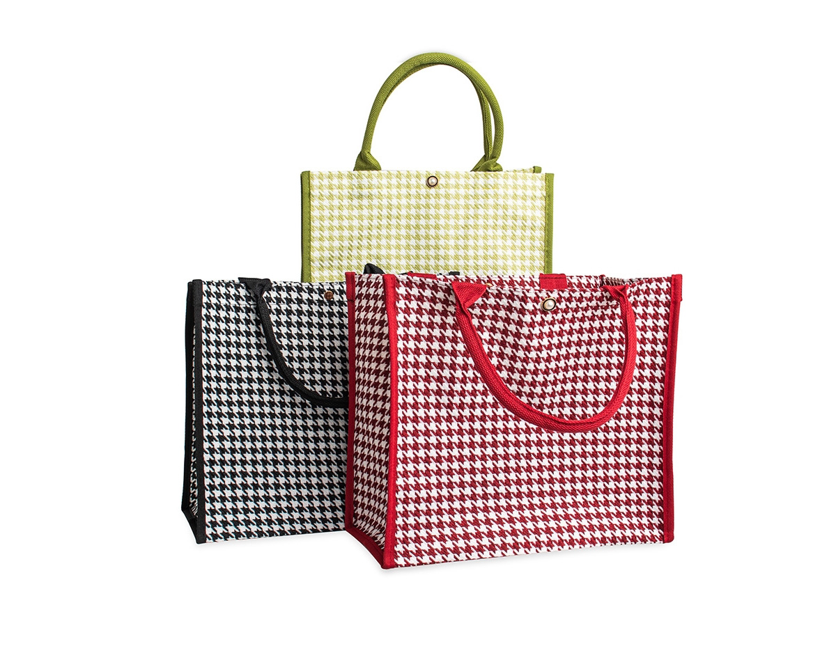 A nossa sacola estampada é a combinação perfeita de elegância e praticidade. Feita em poliéster, com um charmoso padrão pied-de-poule, ela traz um toque clássico e sofisticado. Espaçosa e funcional, é ideal para levar tudo o que você precisa no dia a dia, do trabalho aos passeios de fim de semana. Suas alças costuradas internamente são reforçadas e garantem conforto, enquanto o botão de pressão com aparência semelhante a uma pérola oferece segurança para seus pertences. Um acessório versátil que transforma qualquer visual.