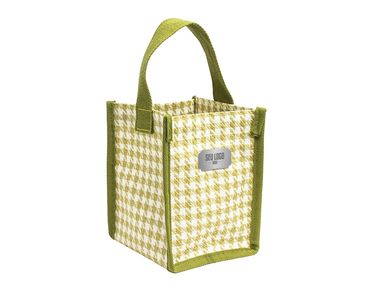 A nossa sacola compacta estampada é a combinação perfeita de elegância e praticidade. Feita em poliéster, com um charmoso padrão pied-de-poule, ela traz um toque clássico e sofisticado. Funcional, é ideal para levar aqueles itens que podem facilmente se perder em bolsas maiores no dia a dia. Sua alça permite transportá-la para qualquer lugar com conforto. Um acessório pequeno no tamanho, mas grande na versatilidade de transformar qualquer visual.