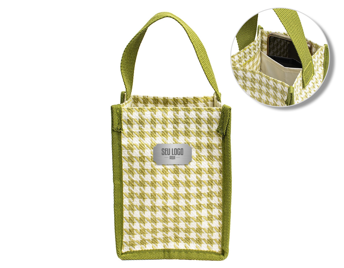 A nossa sacola compacta estampada é a combinação perfeita de elegância e praticidade. Feita em poliéster, com um charmoso padrão pied-de-poule, ela traz um toque clássico e sofisticado. Funcional, é ideal para levar aqueles itens que podem facilmente se perder em bolsas maiores no dia a dia. Sua alça permite transportá-la para qualquer lugar com conforto. Um acessório pequeno no tamanho, mas grande na versatilidade de transformar qualquer visual.