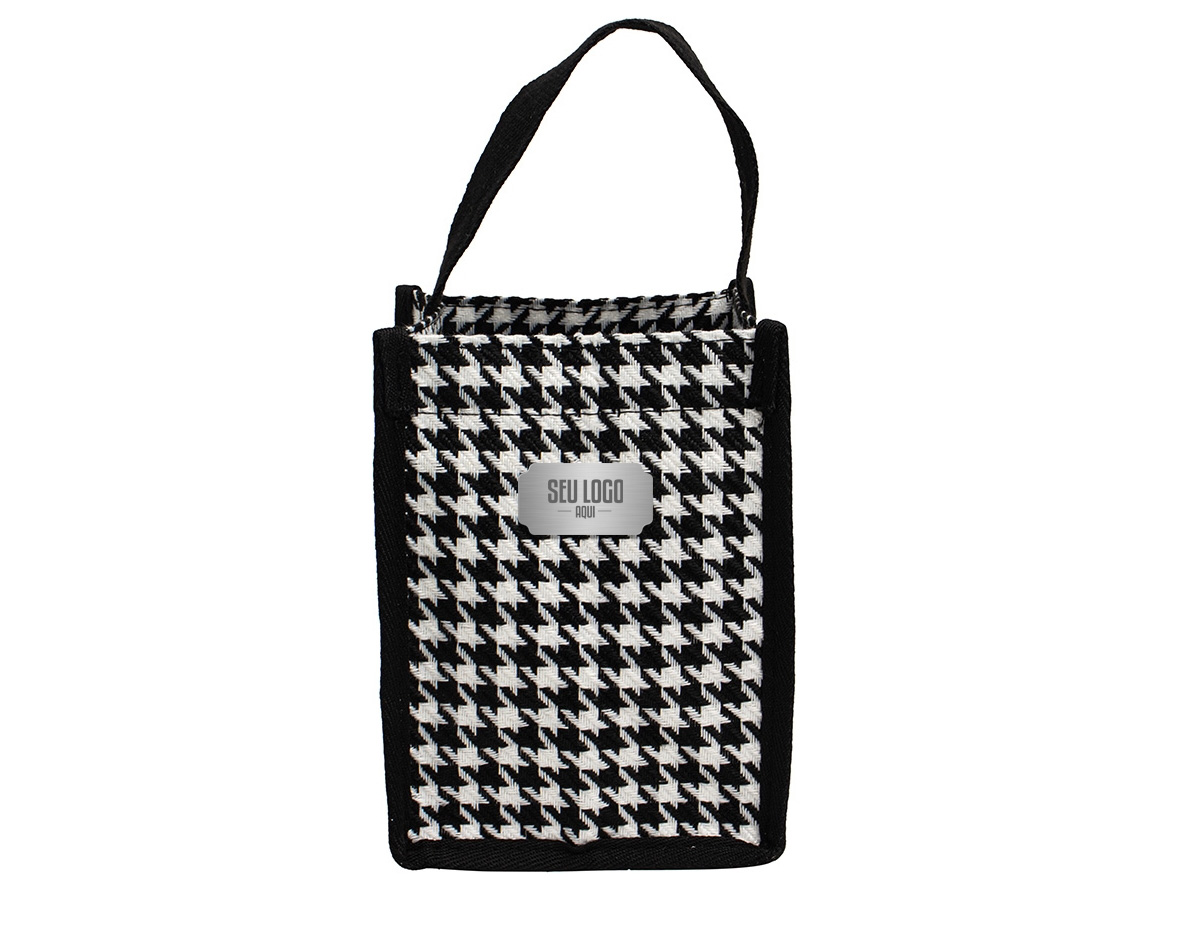 A nossa sacola compacta estampada é a combinação perfeita de elegância e praticidade. Feita em poliéster, com um charmoso padrão pied-de-poule, ela traz um toque clássico e sofisticado. Funcional, é ideal para levar aqueles itens que podem facilmente se perder em bolsas maiores no dia a dia. Sua alça permite transportá-la para qualquer lugar com conforto. Um acessório pequeno no tamanho, mas grande na versatilidade de transformar qualquer visual.