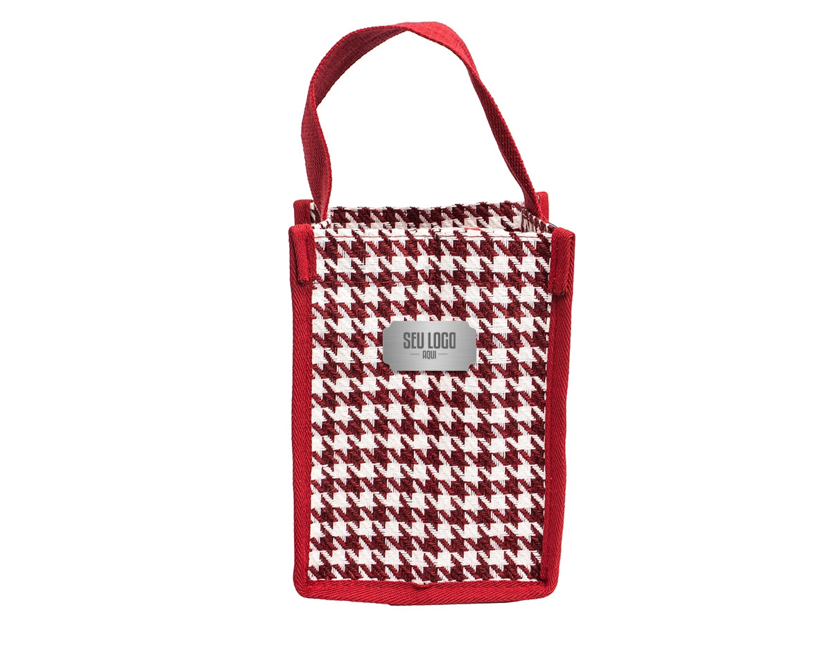 A nossa sacola compacta estampada é a combinação perfeita de elegância e praticidade. Feita em poliéster, com um charmoso padrão pied-de-poule, ela traz um toque clássico e sofisticado. Funcional, é ideal para levar aqueles itens que podem facilmente se perder em bolsas maiores no dia a dia. Sua alça permite transportá-la para qualquer lugar com conforto. Um acessório pequeno no tamanho, mas grande na versatilidade de transformar qualquer visual.
