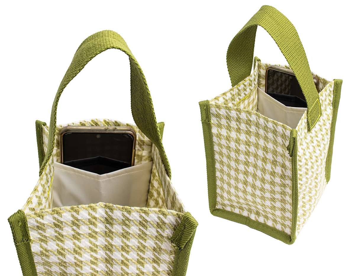 A nossa sacola compacta estampada é a combinação perfeita de elegância e praticidade. Feita em poliéster, com um charmoso padrão pied-de-poule, ela traz um toque clássico e sofisticado. Funcional, é ideal para levar aqueles itens que podem facilmente se perder em bolsas maiores no dia a dia. Sua alça permite transportá-la para qualquer lugar com conforto. Um acessório pequeno no tamanho, mas grande na versatilidade de transformar qualquer visual.