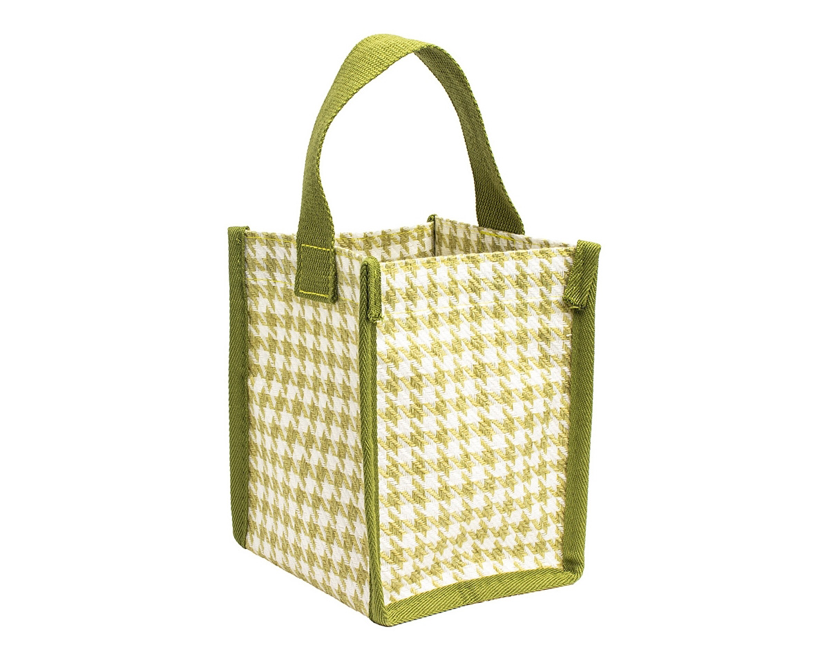 A nossa sacola compacta estampada é a combinação perfeita de elegância e praticidade. Feita em poliéster, com um charmoso padrão pied-de-poule, ela traz um toque clássico e sofisticado. Funcional, é ideal para levar aqueles itens que podem facilmente se perder em bolsas maiores no dia a dia. Sua alça permite transportá-la para qualquer lugar com conforto. Um acessório pequeno no tamanho, mas grande na versatilidade de transformar qualquer visual.
