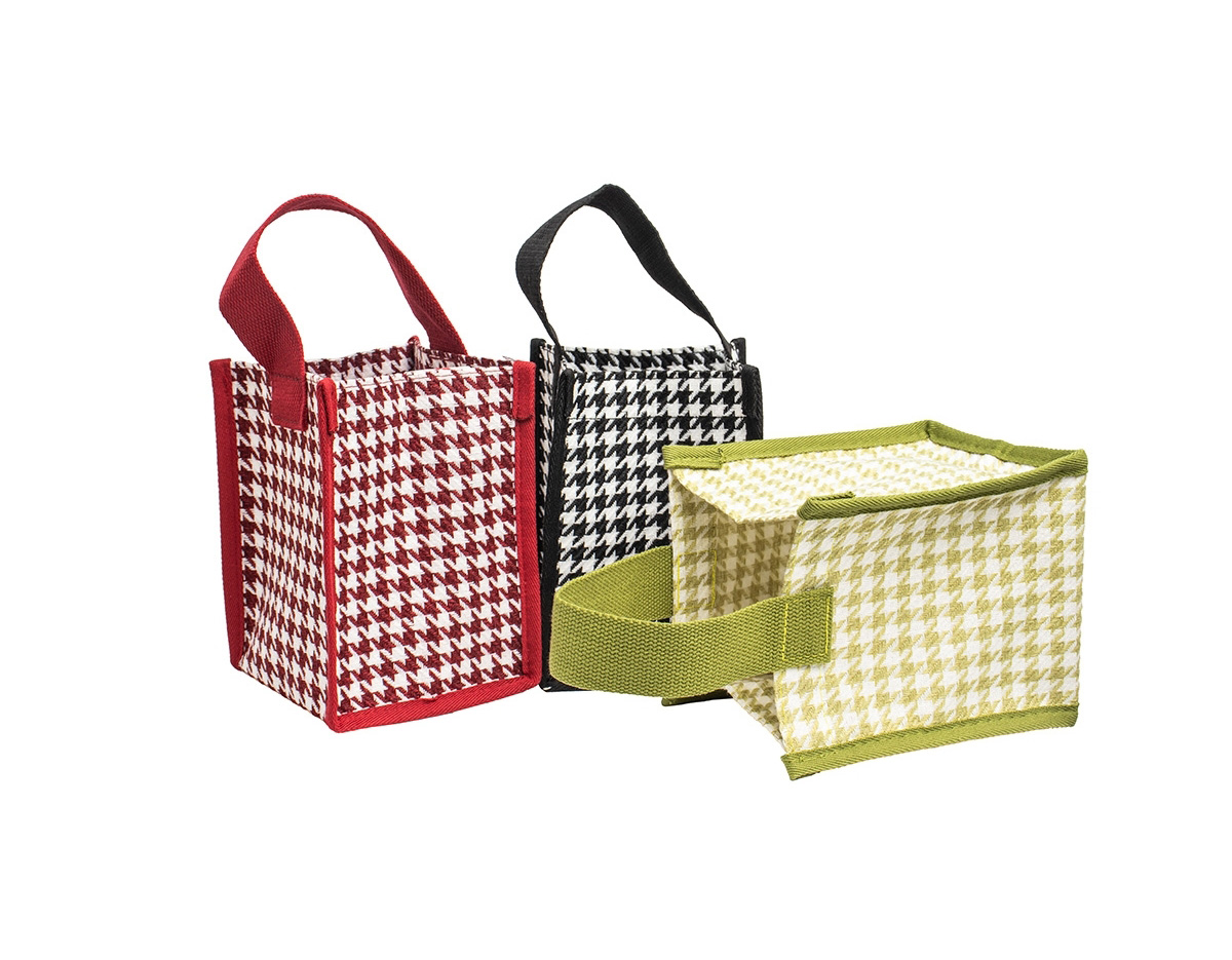 A nossa sacola compacta estampada é a combinação perfeita de elegância e praticidade. Feita em poliéster, com um charmoso padrão pied-de-poule, ela traz um toque clássico e sofisticado. Funcional, é ideal para levar aqueles itens que podem facilmente se perder em bolsas maiores no dia a dia. Sua alça permite transportá-la para qualquer lugar com conforto. Um acessório pequeno no tamanho, mas grande na versatilidade de transformar qualquer visual.