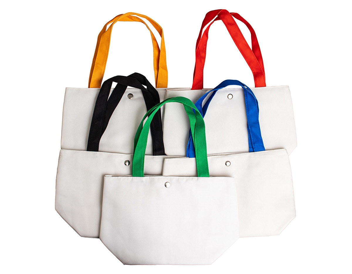 Conheça a nossa bolsa de lona, ideal para quem busca um estilo despojado sem abrir mão da funcionalidade! Resistente à água, garante ainda mais proteção para os pertences em qualquer condição. Seu interior possui um tecido que mantém os objetos organizados e seguros, perfeita para o dia a dia ou para aventuras de fim de semana. Leve e durável, a Bolsa de Lona é a combinação perfeita de praticidade e charme.