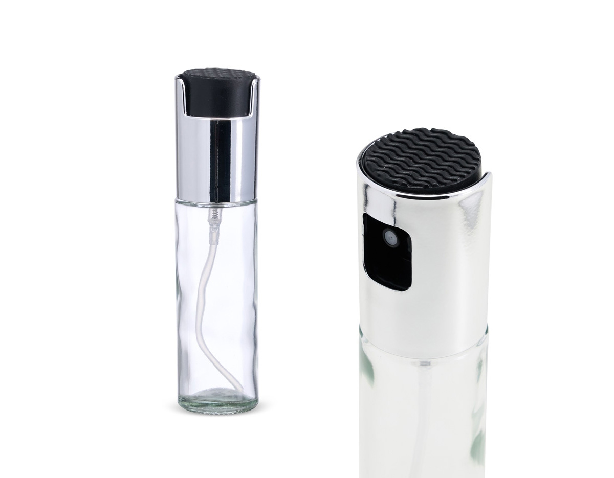 Conheça o nosso spray perfeito para azeite, óleo, vinagre e mais, que combina praticidade e elegância na sua cozinha. Com vidro transparente e tampa prateada, ele é estiloso e resistente. Seu spray distribui o líquido de forma uniforme, ideal para temperar saladas, grelhados e finalizar pratos. Com capacidade de 100ml, é fácil de limpar e ajuda a controlar a quantidade de gordura nas refeições, sendo perfeito para uma dieta equilibrada. Um ótimo presente para quem ama cozinhar com eficiência!