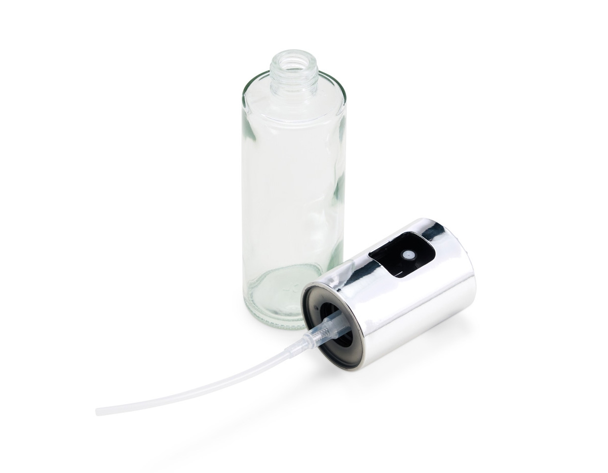 Conheça o nosso spray perfeito para azeite, óleo, vinagre e mais, que combina praticidade e elegância na sua cozinha. Com vidro transparente e tampa prateada, ele é estiloso e resistente. Seu spray distribui o líquido de forma uniforme, ideal para temperar saladas, grelhados e finalizar pratos. Com capacidade de 100ml, é fácil de limpar e ajuda a controlar a quantidade de gordura nas refeições, sendo perfeito para uma dieta equilibrada. Um ótimo presente para quem ama cozinhar com eficiência!