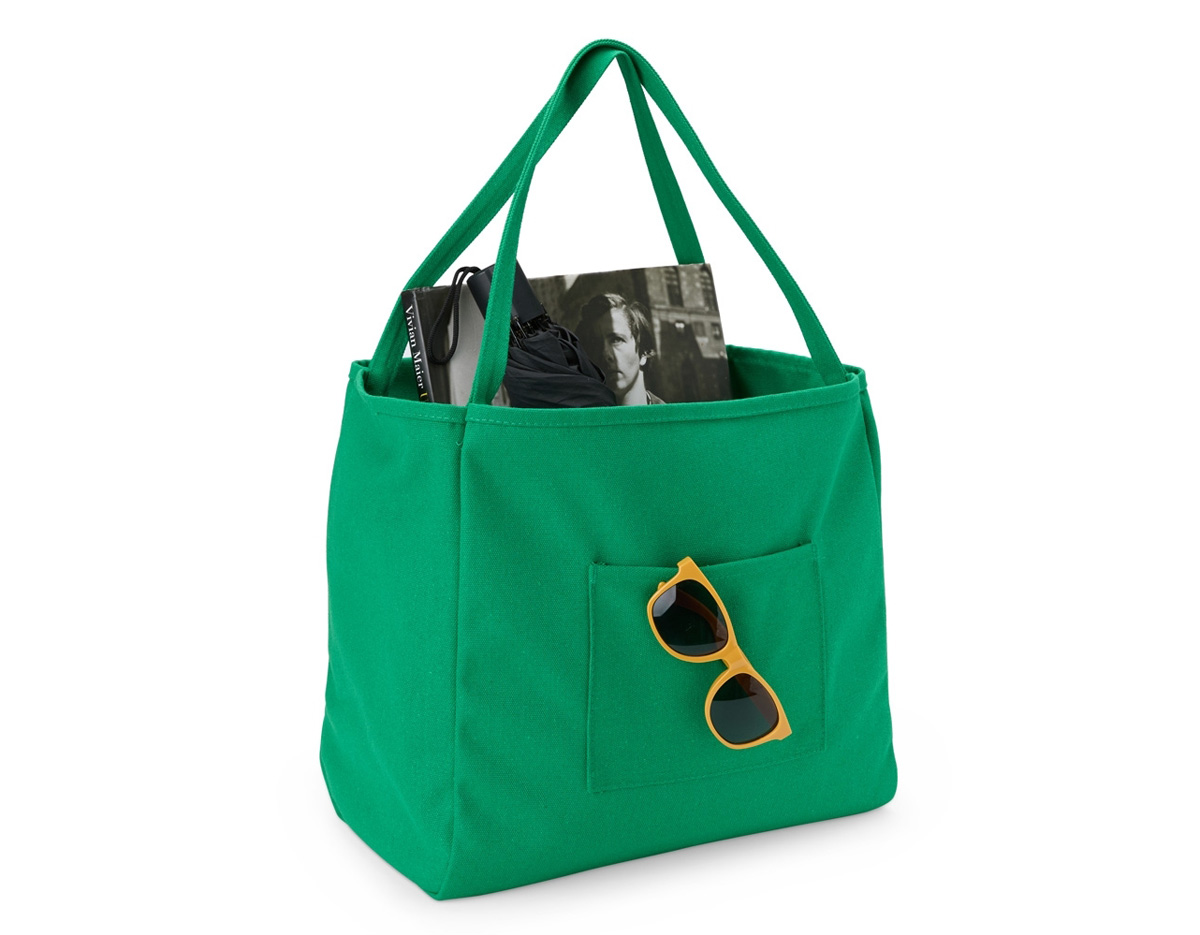 Descubra a praticidade e a durabilidade desta bolsa espaçosa e versátil! Com um design funcional, ela oferece — interno e externo — para organizar tudo com mais facilidade. Feita de lona e resistente à água, é ideal para qualquer ocasião. Suas alças são reforçadas com costura interna, garantindo segurança e conforto no transporte. E para uma organização impecável, o fundo removível mantém a estrutura firme, proporcionando mais estabilidade e facilitando o acesso aos seus itens essenciais.