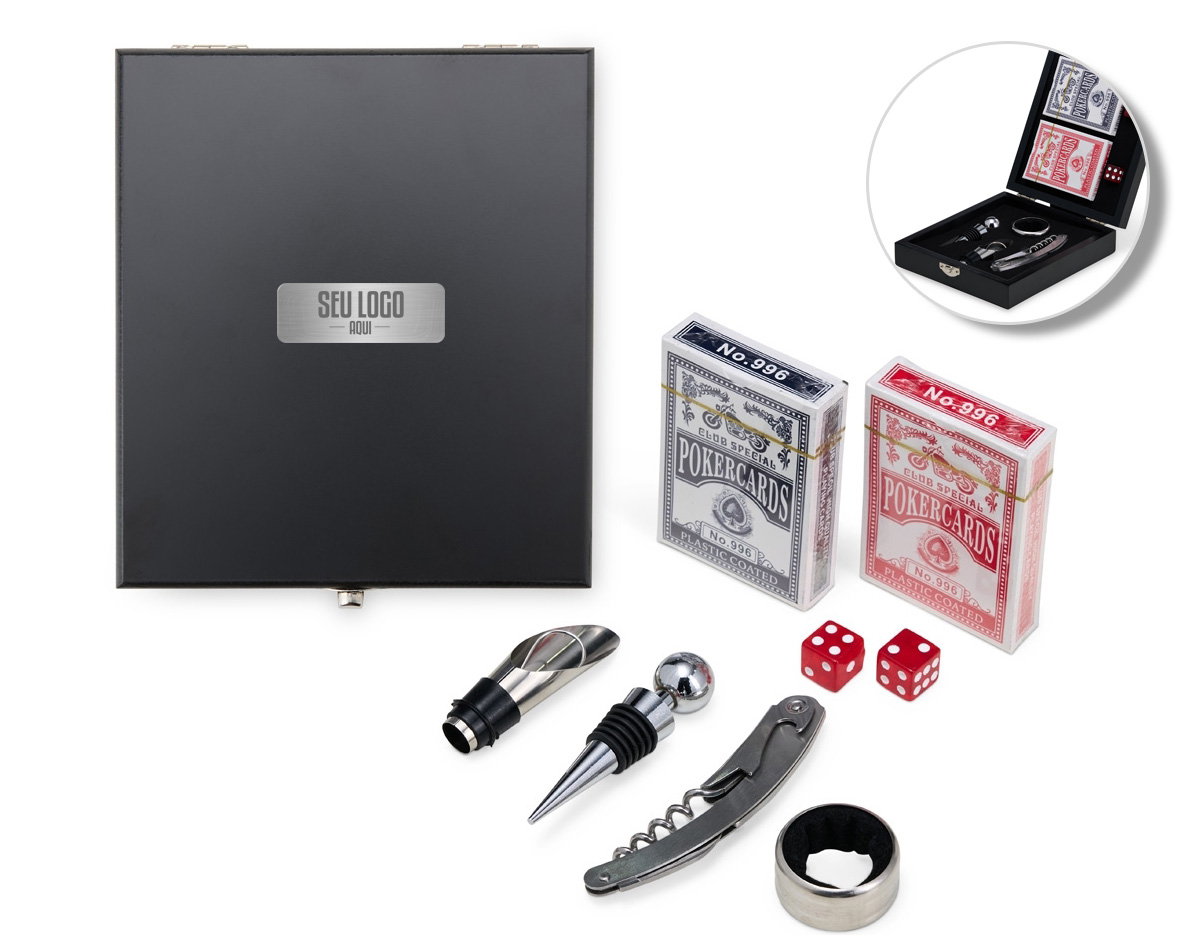 Se divirta enquanto degusta um bom vinho! Nosso kit vinho com 4 peças vem em um estojo feito em MDF com trava de segurança e área interna com berço de espuma. Contém wine collar, tampa de bico, bico condutor com tampa e saca-rolhas metálico com lâmina de corte e abridor de garrafa. Acompanham ainda 2 baralhos completos + 2 dados para uma noite completa de jogos, e uma plaquinha metálica para personalização. Azar é ainda não ter um kit desse!